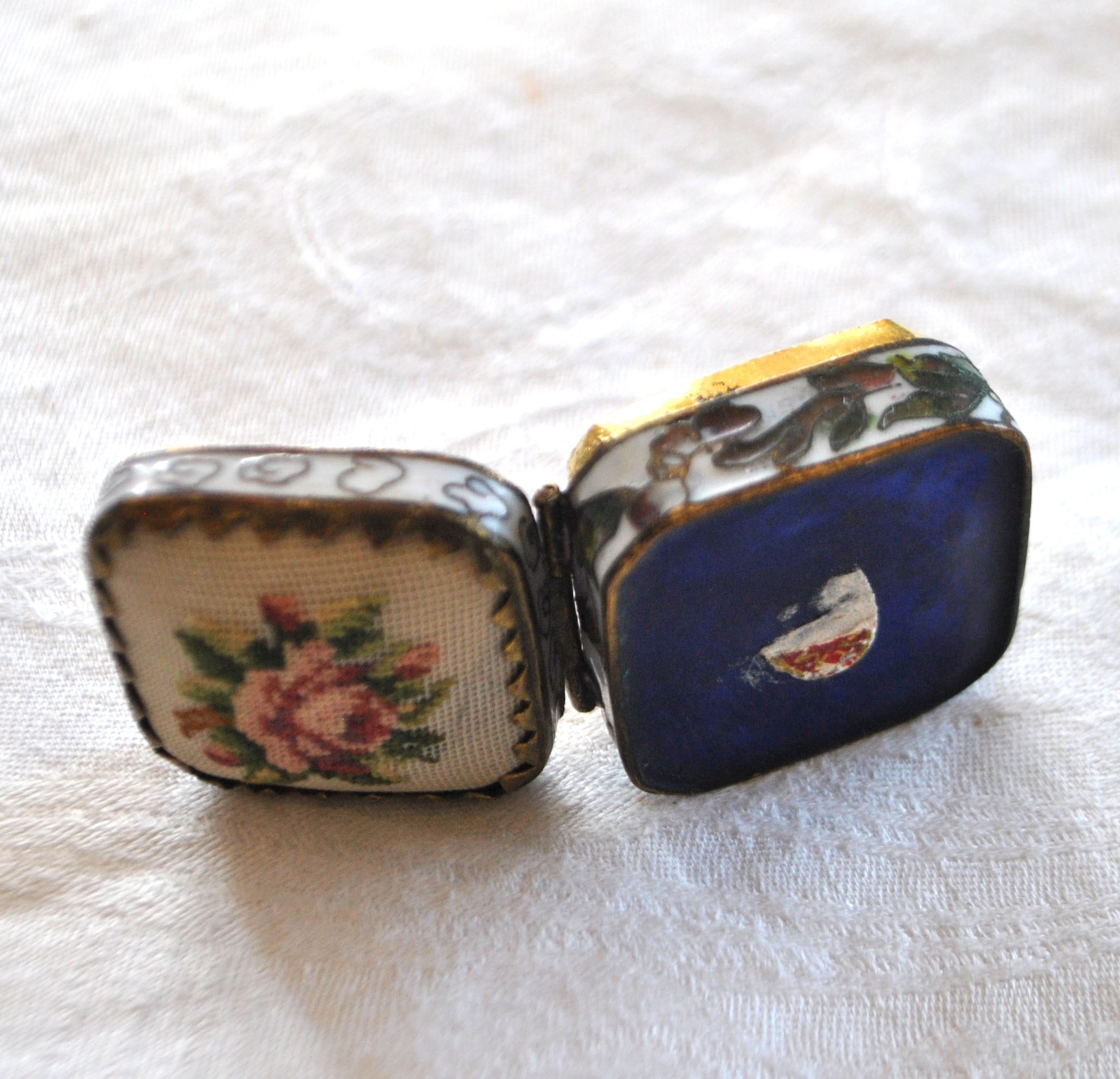 Boite en émaux cloisonné et broderie - Pilulier ancien – Image 17