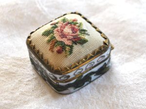 Boite en émaux cloisonné et broderie - Pilulier ancien