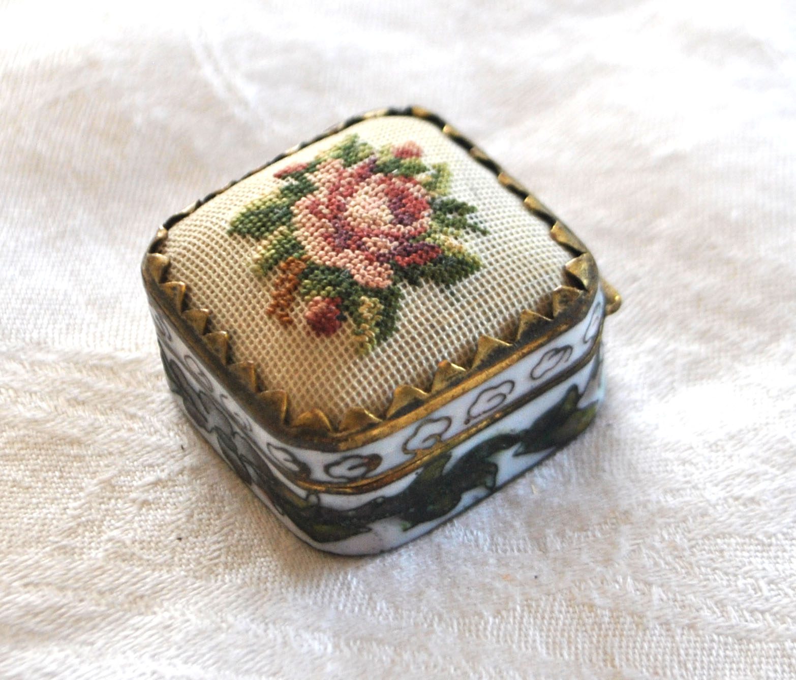 Boite en émaux cloisonné et broderie - Pilulier ancien