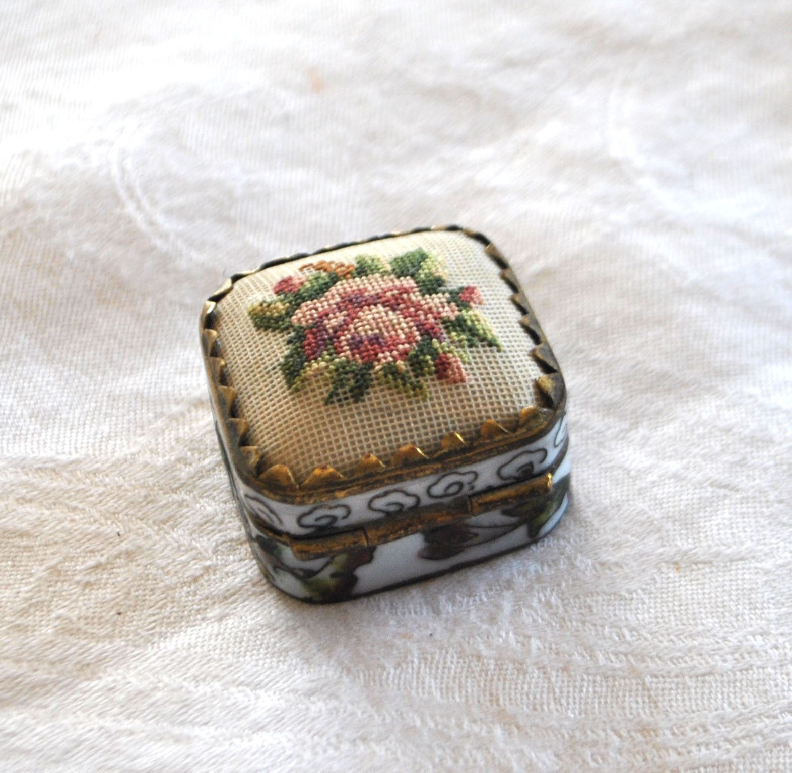 Boite en émaux cloisonné et broderie - Pilulier ancien – Image 6