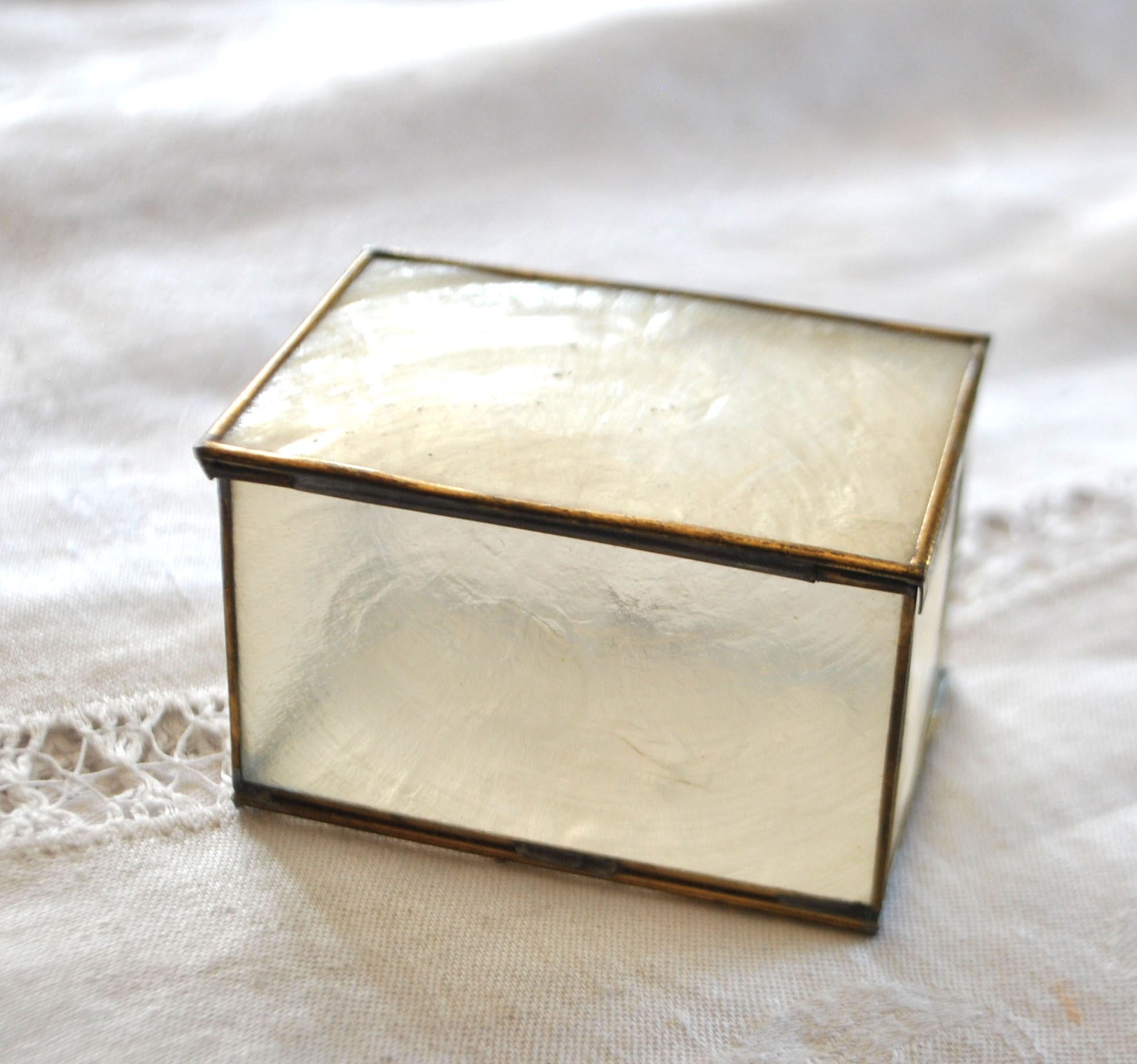 Boite à bijou en nacre fine et laiton - Baguier vintage – Image 3