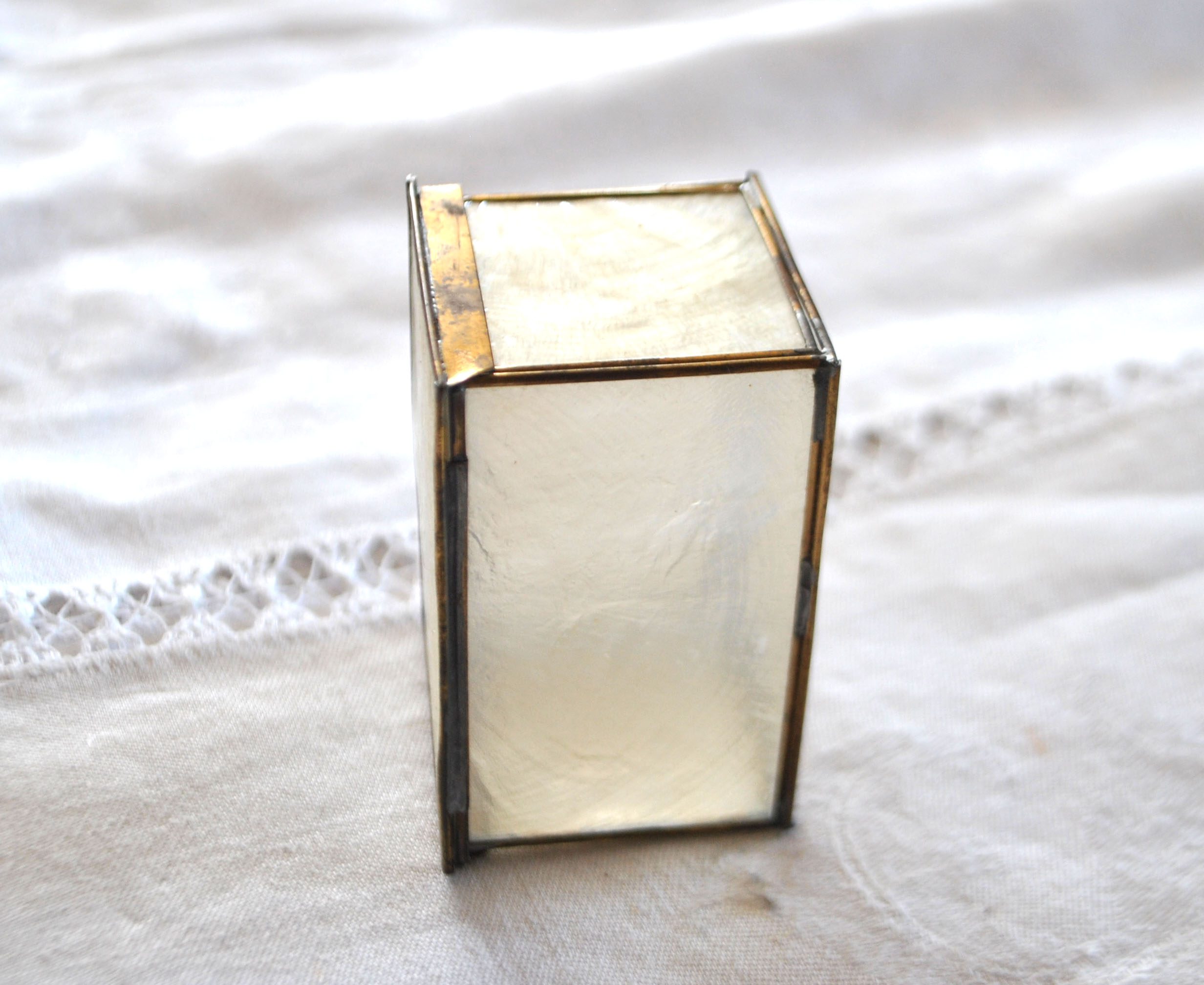 Boite à bijou en nacre fine et laiton - Baguier vintage – Image 8