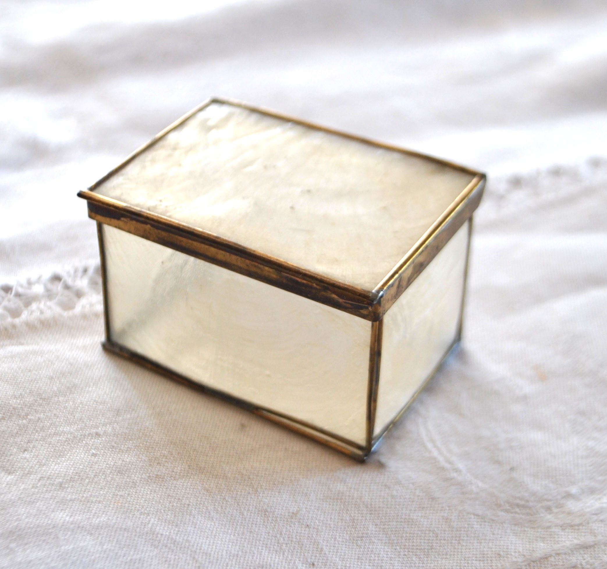 Boite à bijou en nacre fine et laiton - Baguier vintage – Image 10