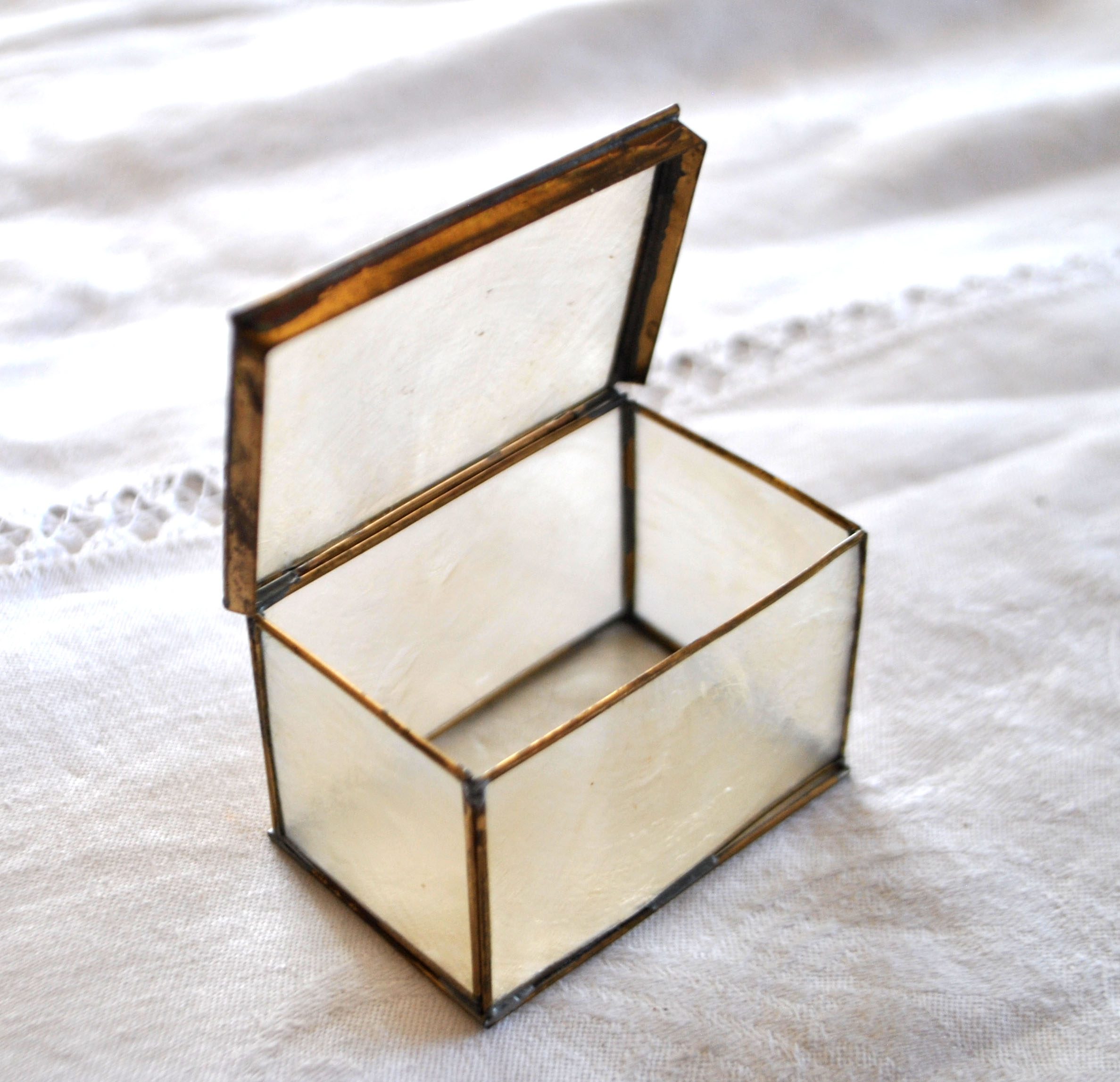 Boite à bijou en nacre fine et laiton - Baguier vintage – Image 11