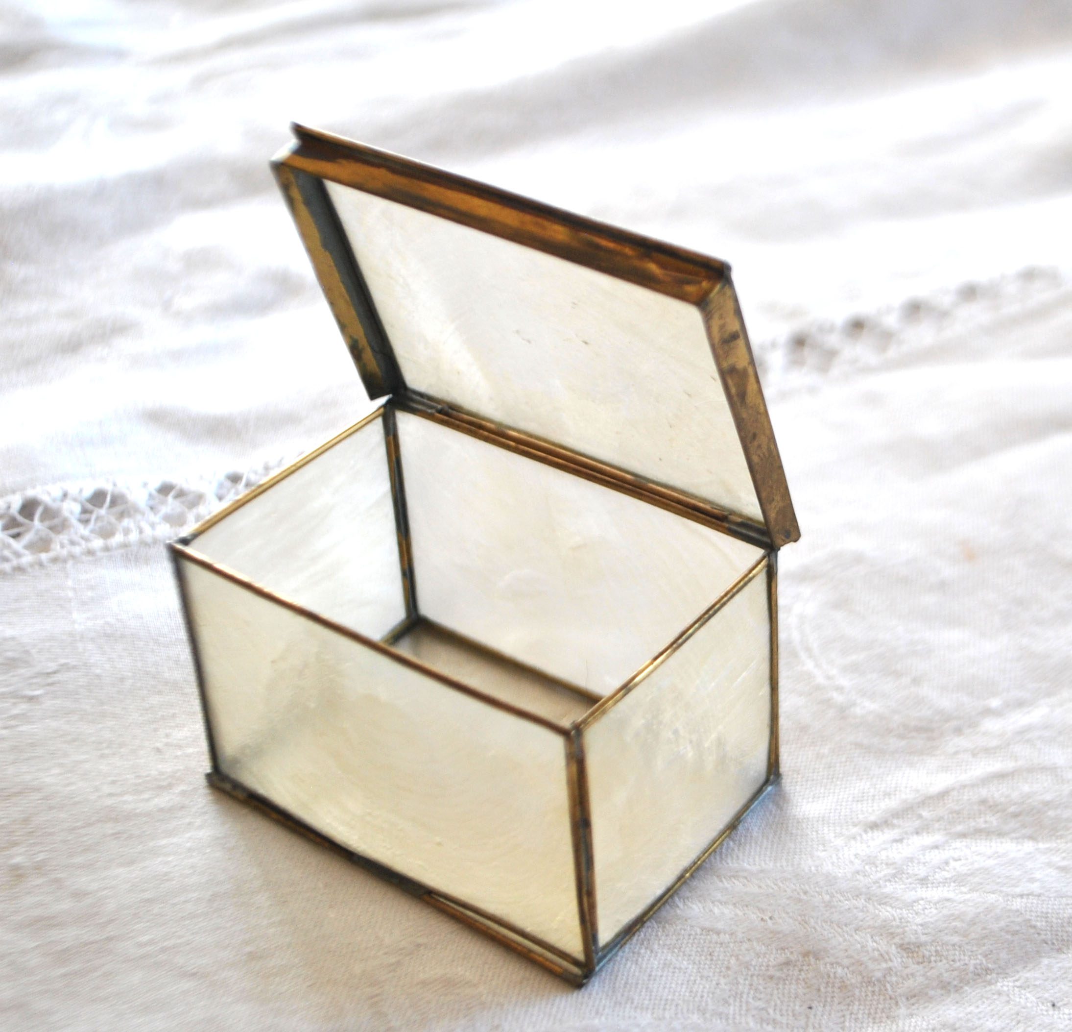 Boite à bijou en nacre fine et laiton - Baguier vintage