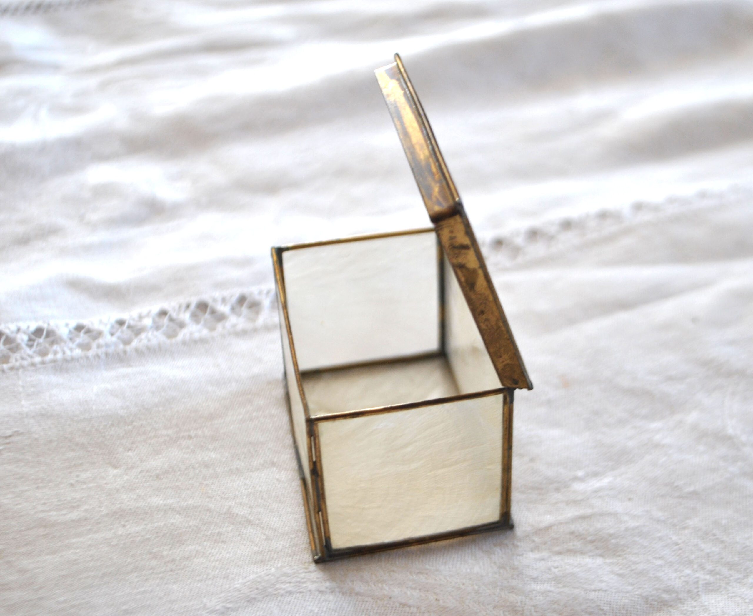 Boite à bijou en nacre fine et laiton - Baguier vintage – Image 14