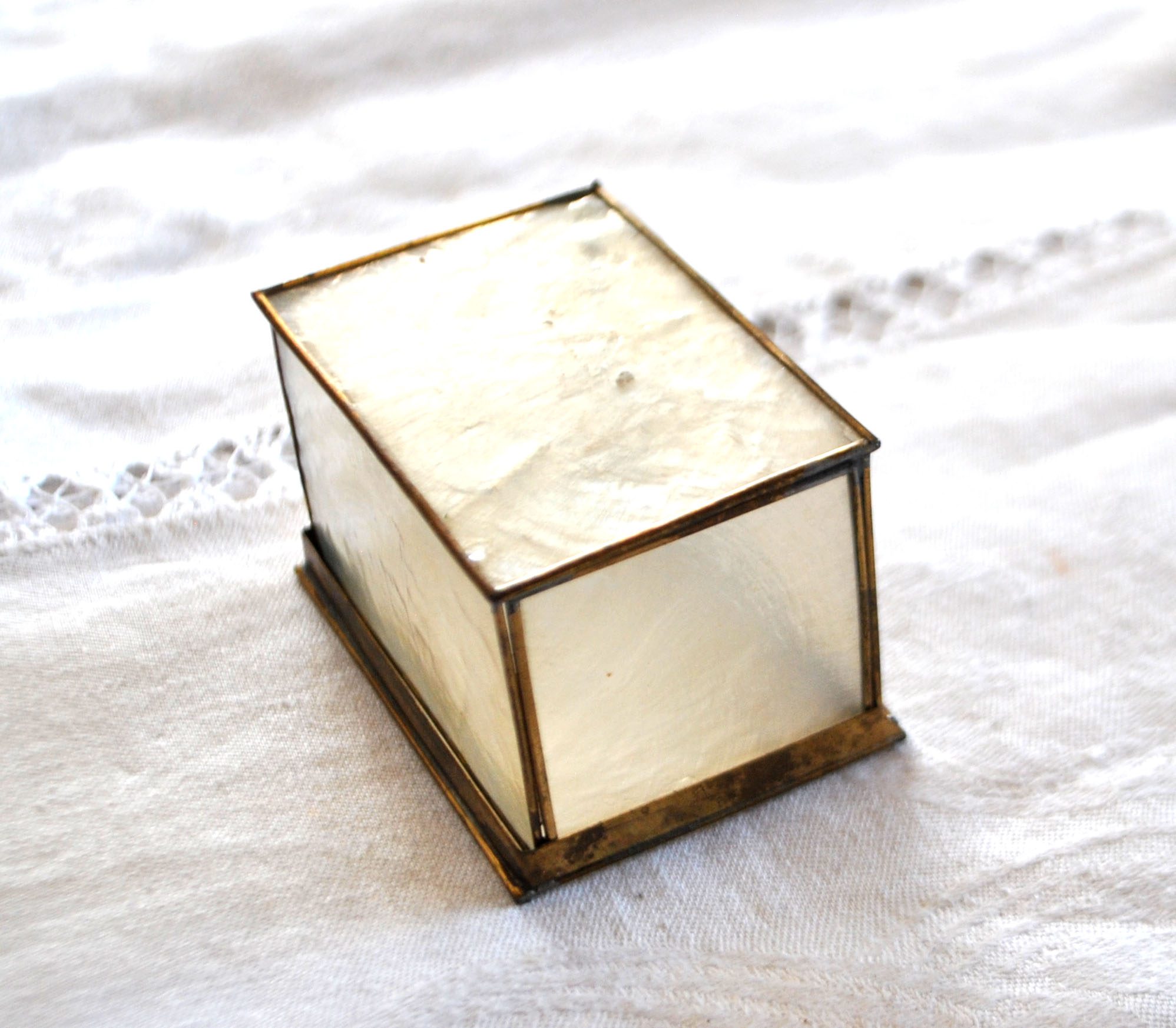 Boite à bijou en nacre fine et laiton - Baguier vintage – Image 15