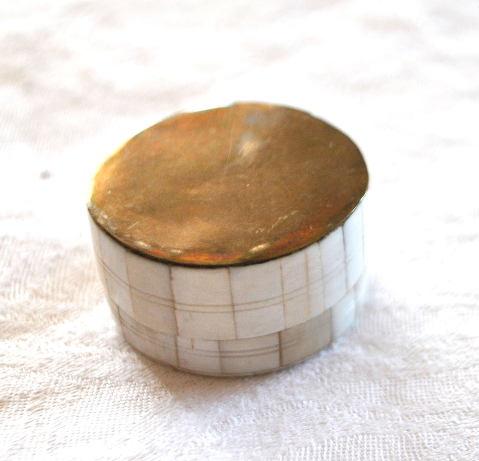 Boite ronde Pilulier en bois bakélite sculpté couleur crème - Coffret – Image 7
