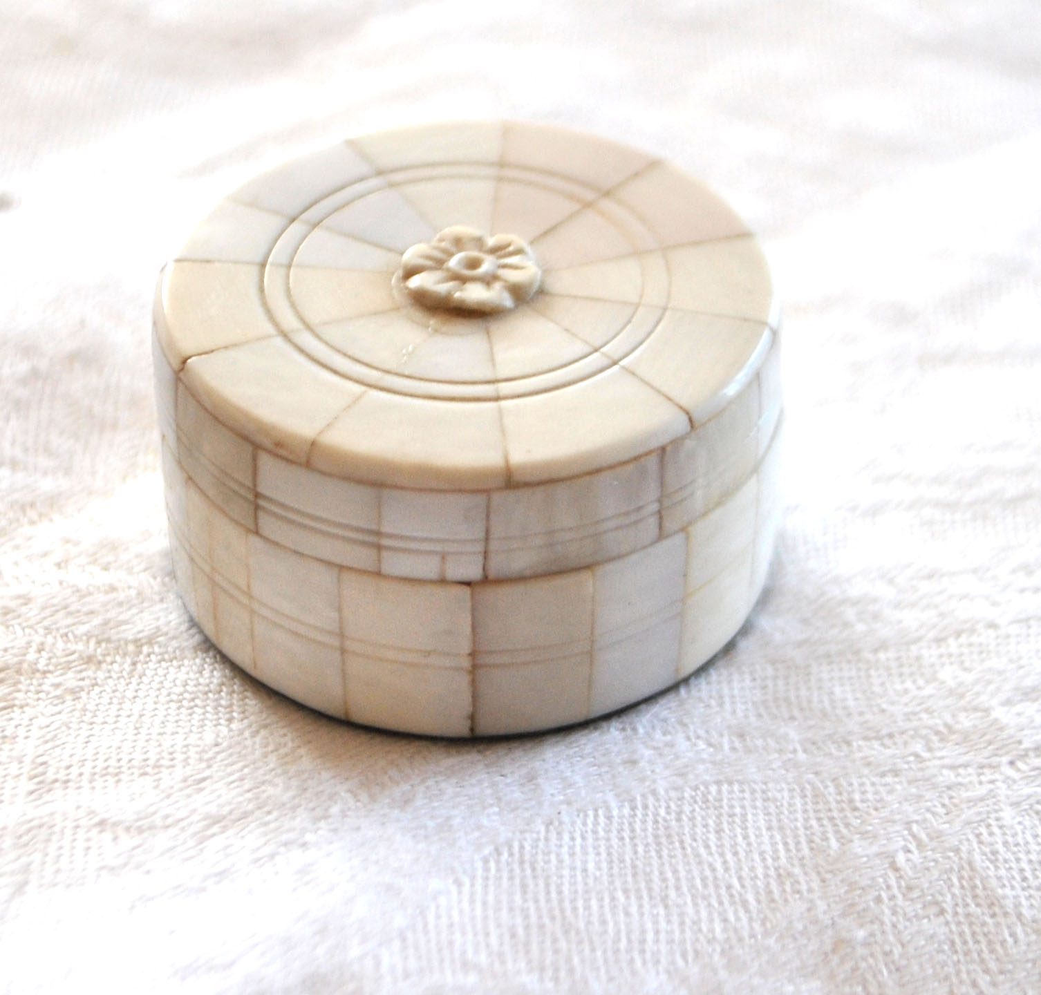 Boite ronde Pilulier en bois bakélite sculpté couleur crème - Coffret – Image 8
