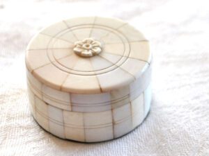 Boite ronde Pilulier en bois bakélite sculpté couleur crème - Coffret