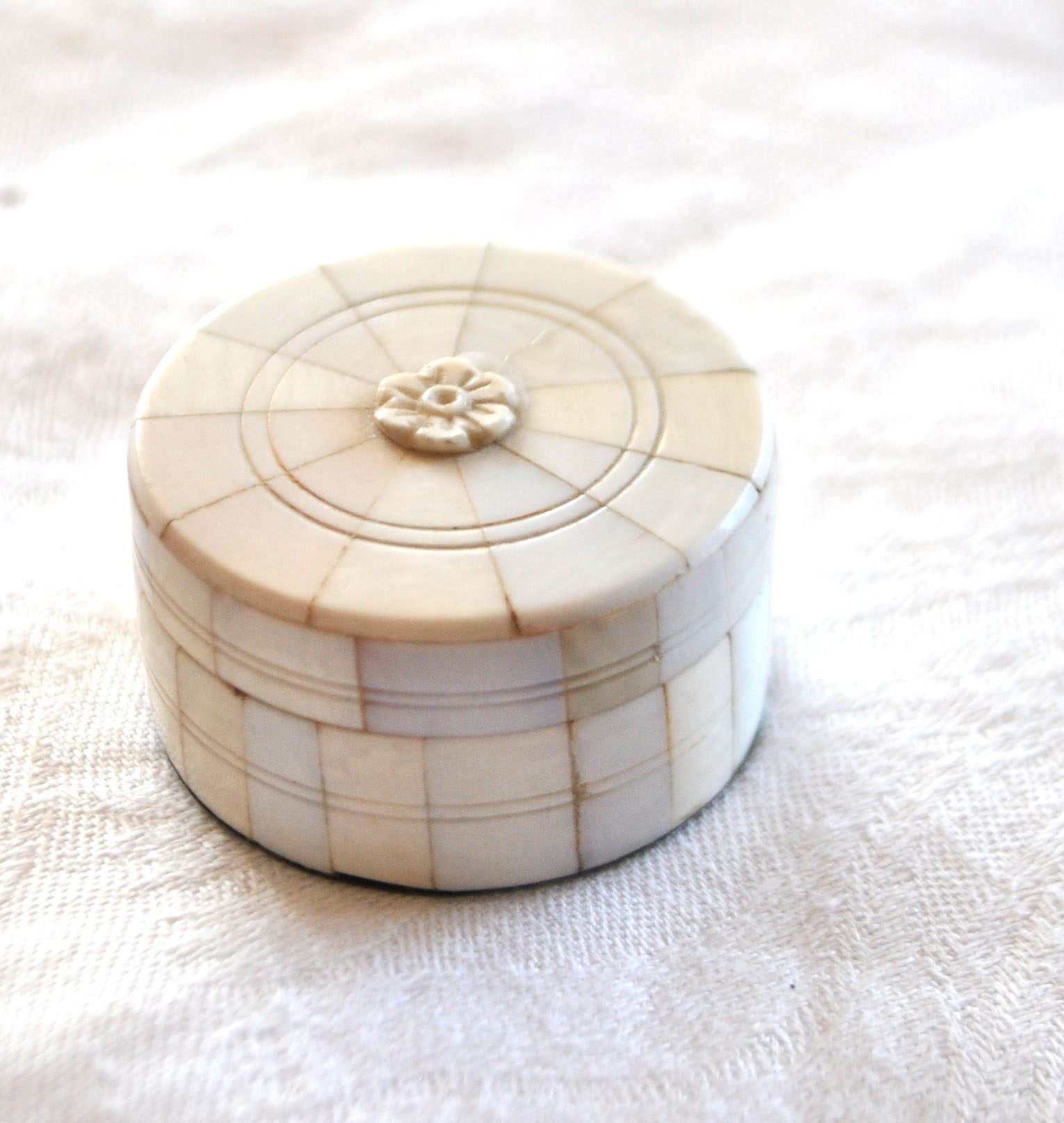 Boite ronde Pilulier en bois bakélite sculpté couleur crème - Coffret