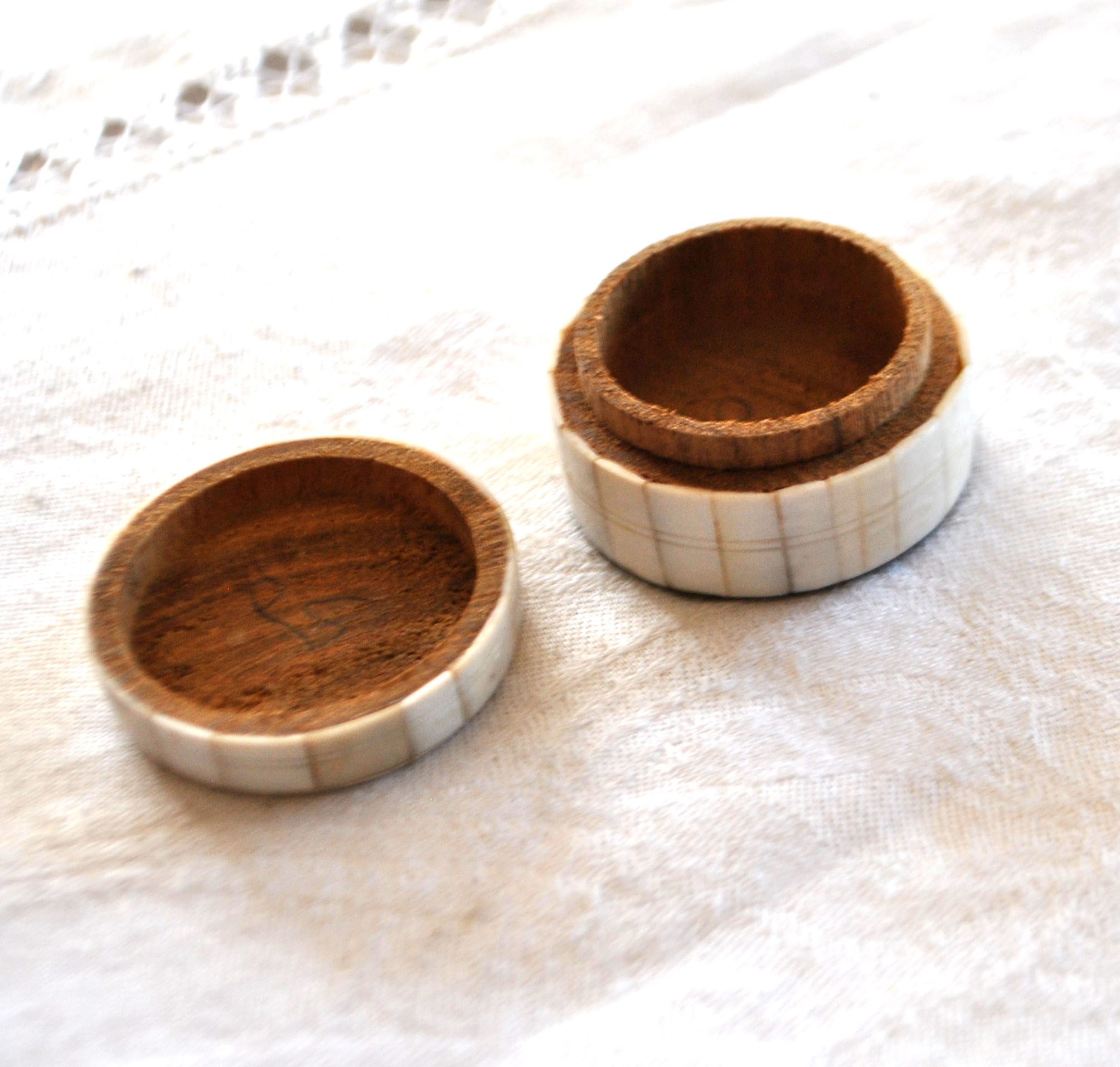 Boite ronde Pilulier en bois bakélite sculpté couleur crème - Coffret – Image 3