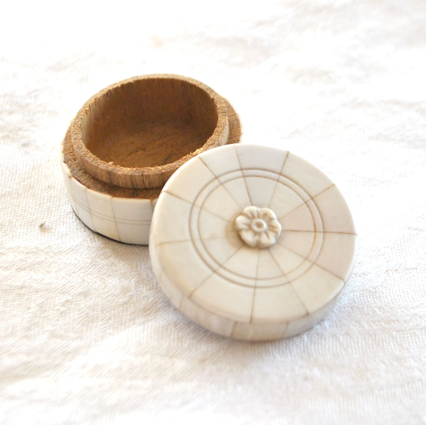 Boite ronde Pilulier en bois bakélite sculpté couleur crème - Coffret – Image 4