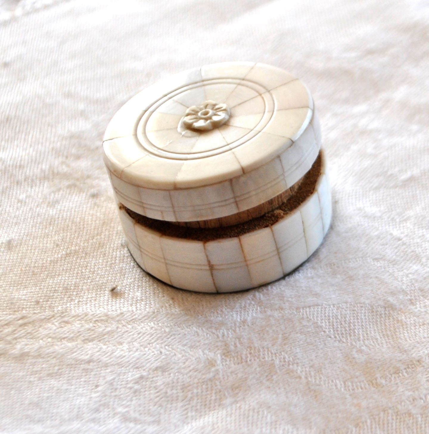 Boite ronde Pilulier en bois bakélite sculpté couleur crème - Coffret – Image 5