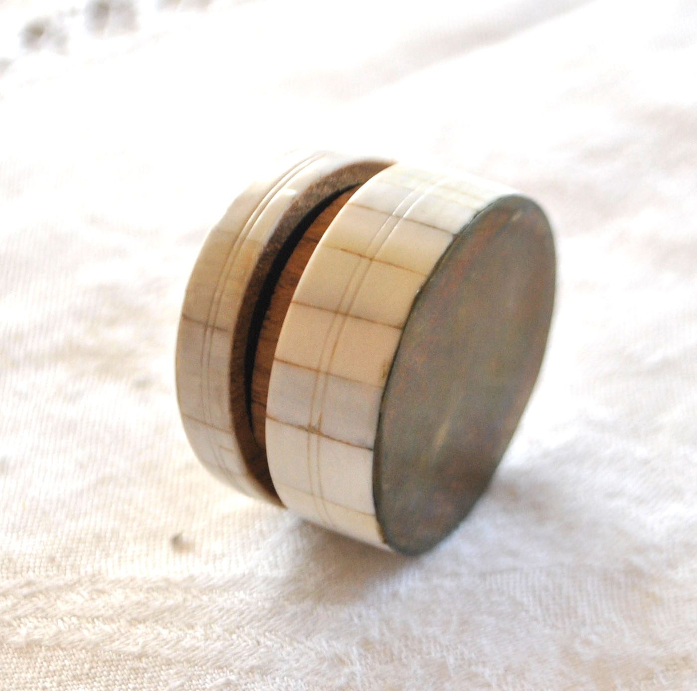 Boite ronde Pilulier en bois bakélite sculpté couleur crème - Coffret – Image 6