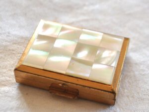 Boite en nacre et métal doré - Pilulier vintage