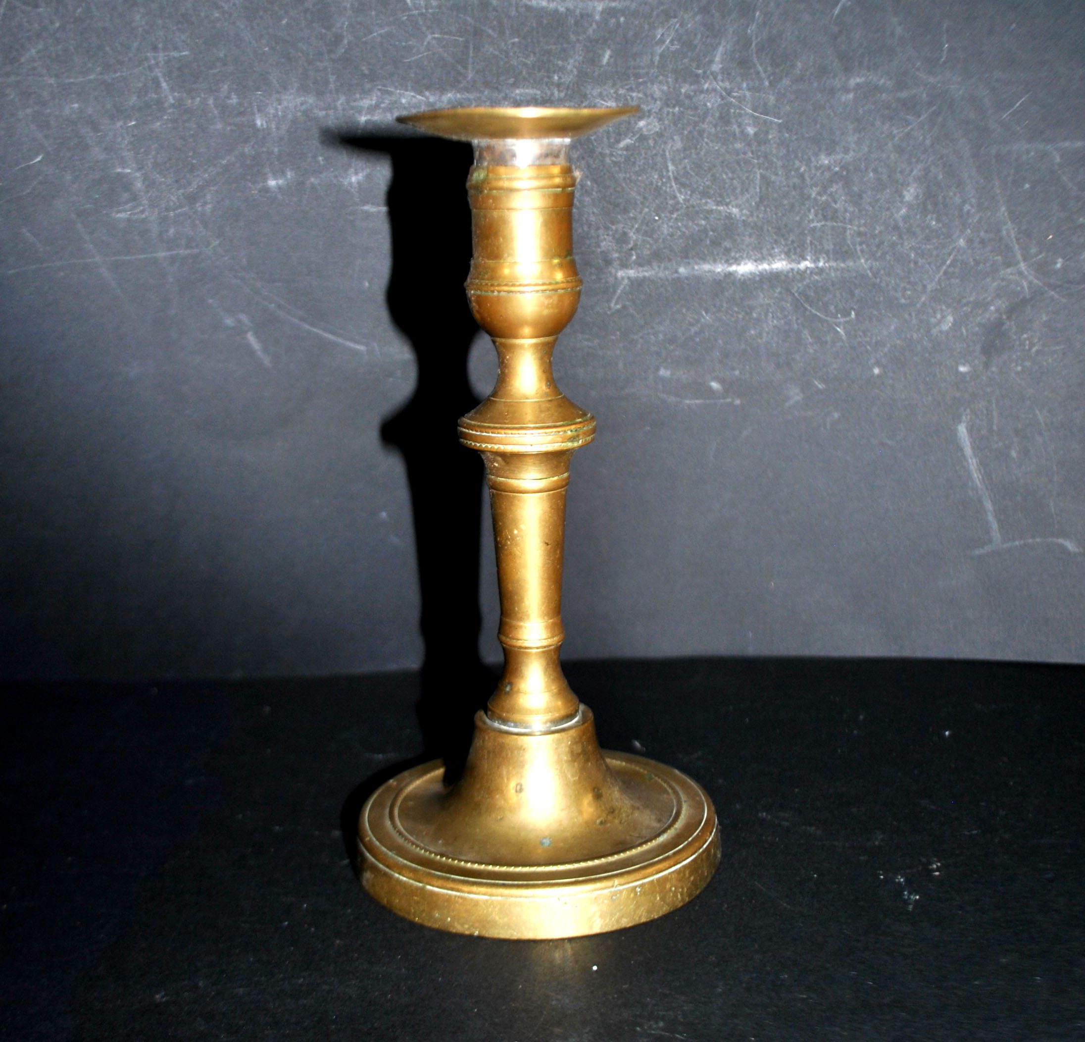 Bougeoir ancien chandelier balustre base ronde en bronze 19e s.