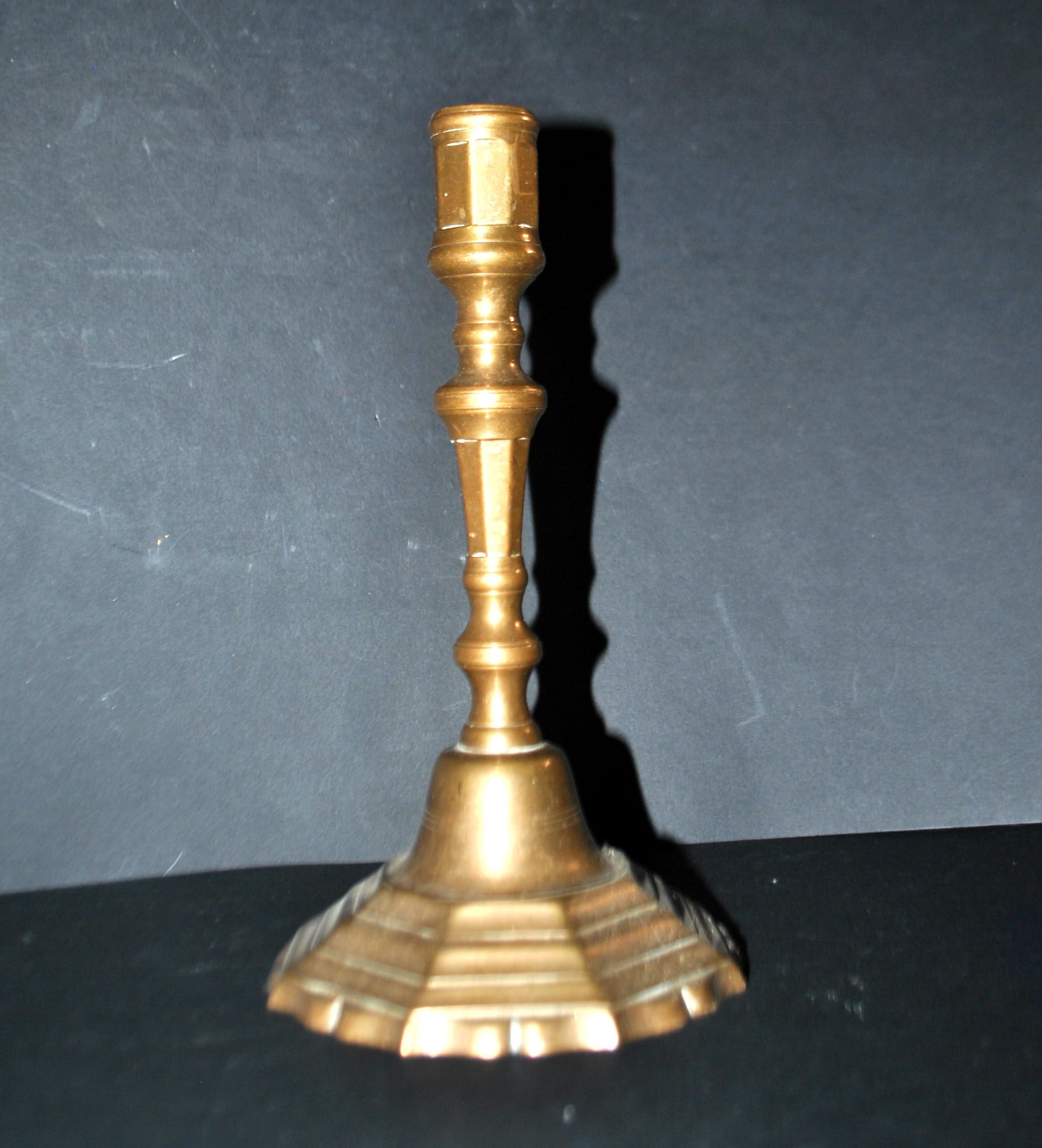 Bougeoir ancien BRONZE 18e s. chandelier octogonal chantourné Louis XIV 23.5cm