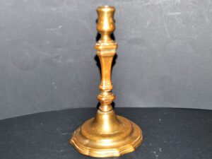 Bougeoir ancien chandelier chantourné en bronze 18e s.