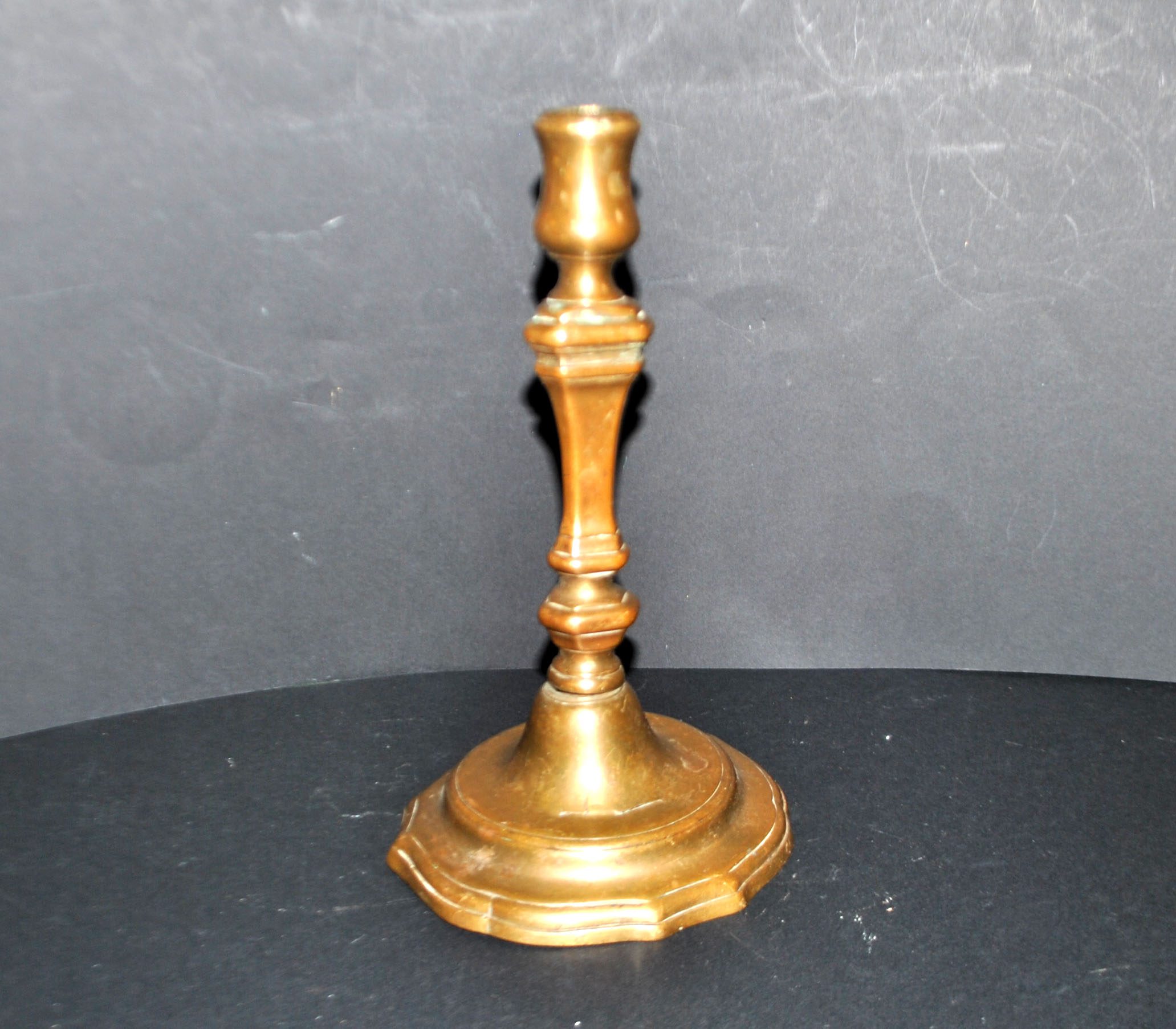 Bougeoir ancien chandelier chantourné en bronze 18e s.