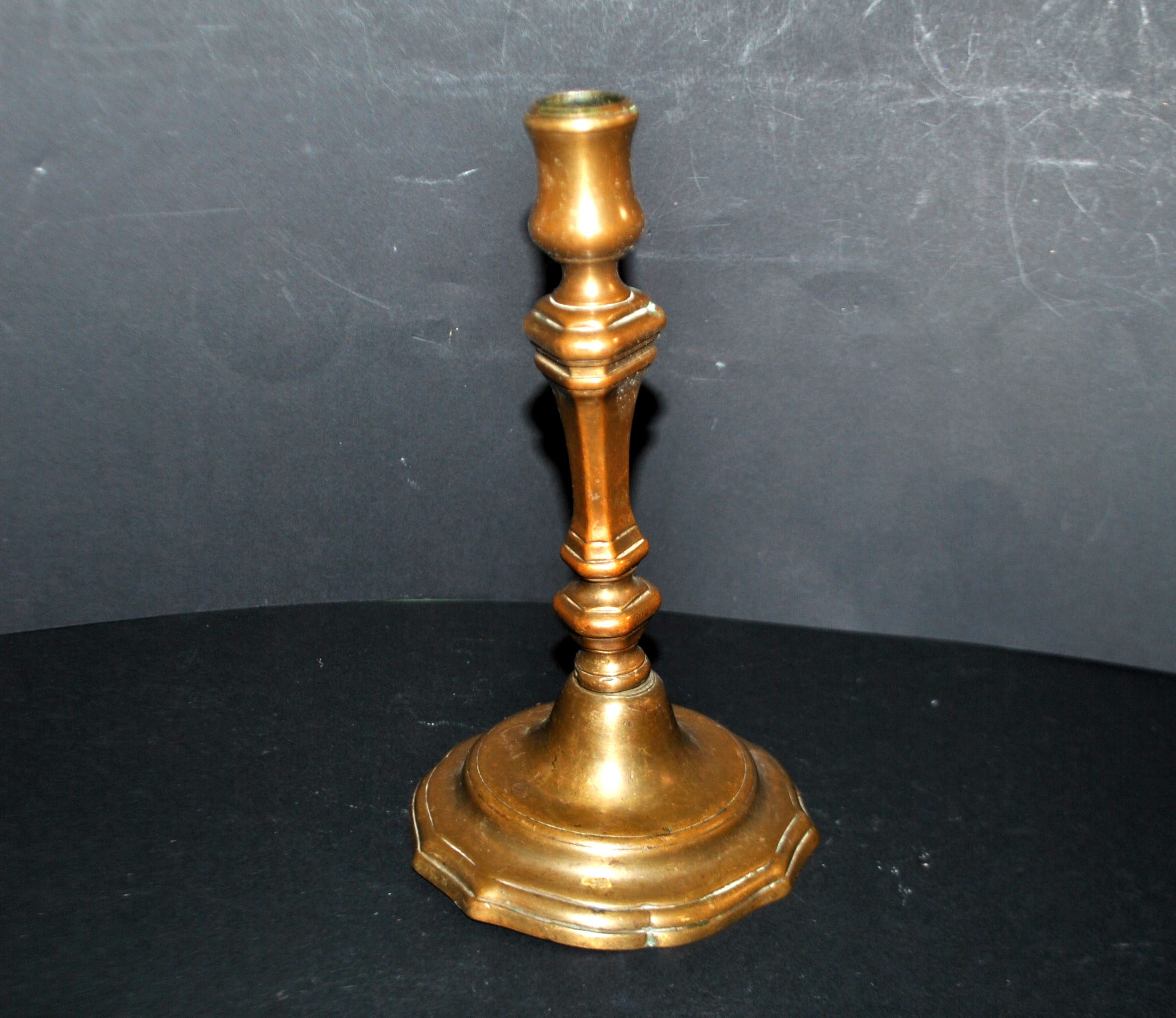 Bougeoir ancien chandelier chantourné en bronze 18e s. – Image 2
