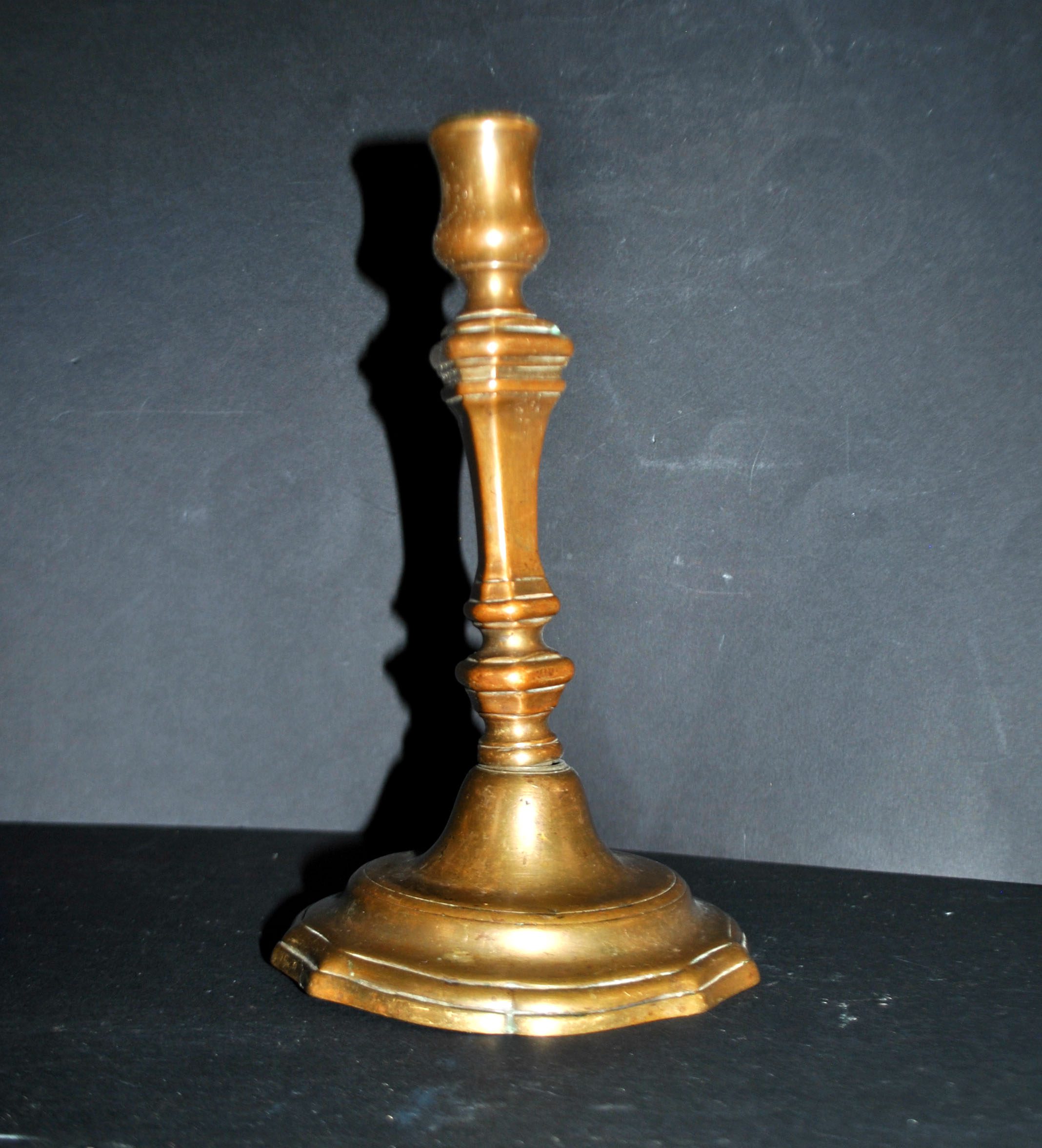 Bougeoir ancien chandelier chantourné en bronze 18e s. – Image 3