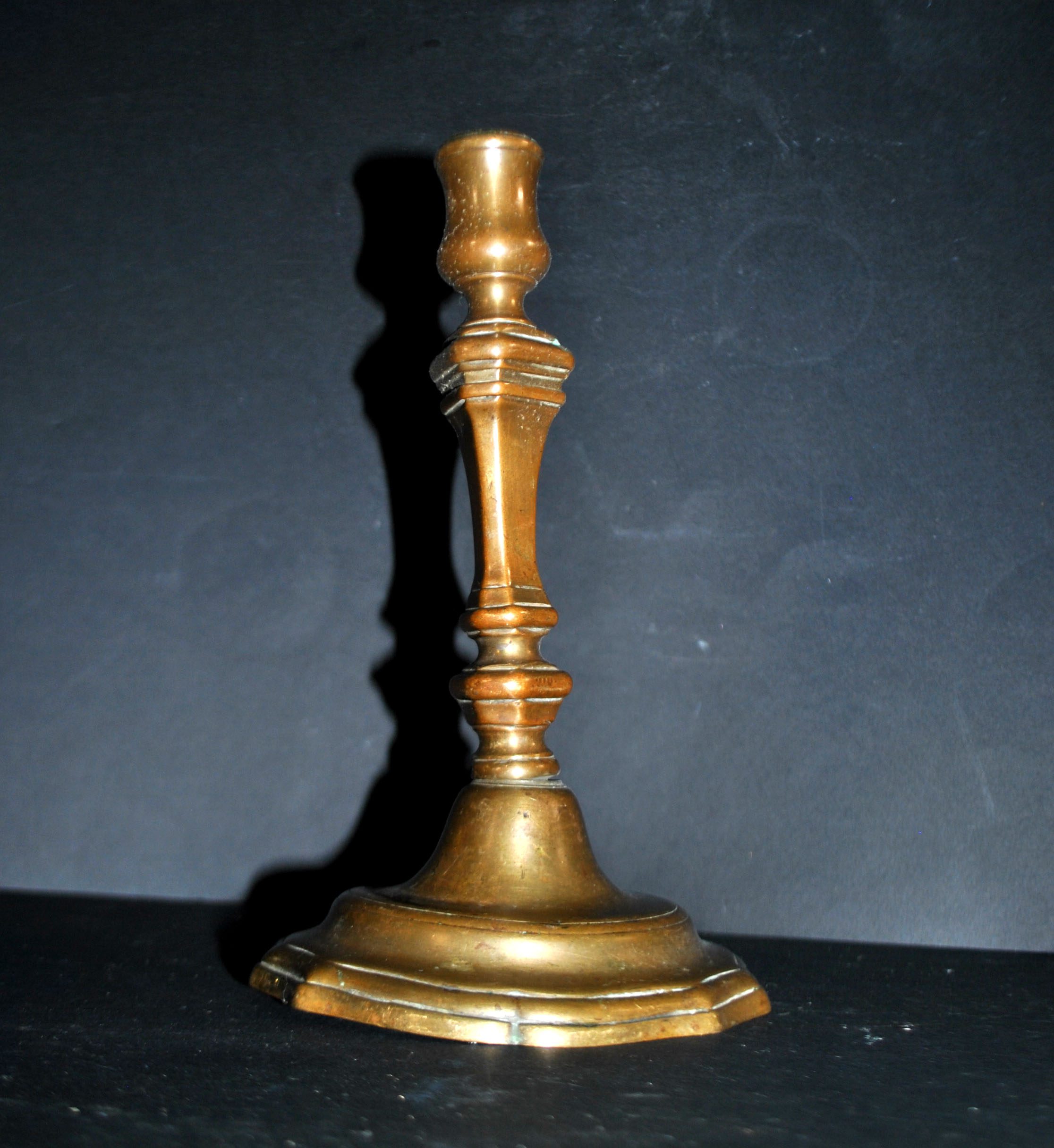 Bougeoir ancien chandelier chantourné en bronze 18e s. – Image 4