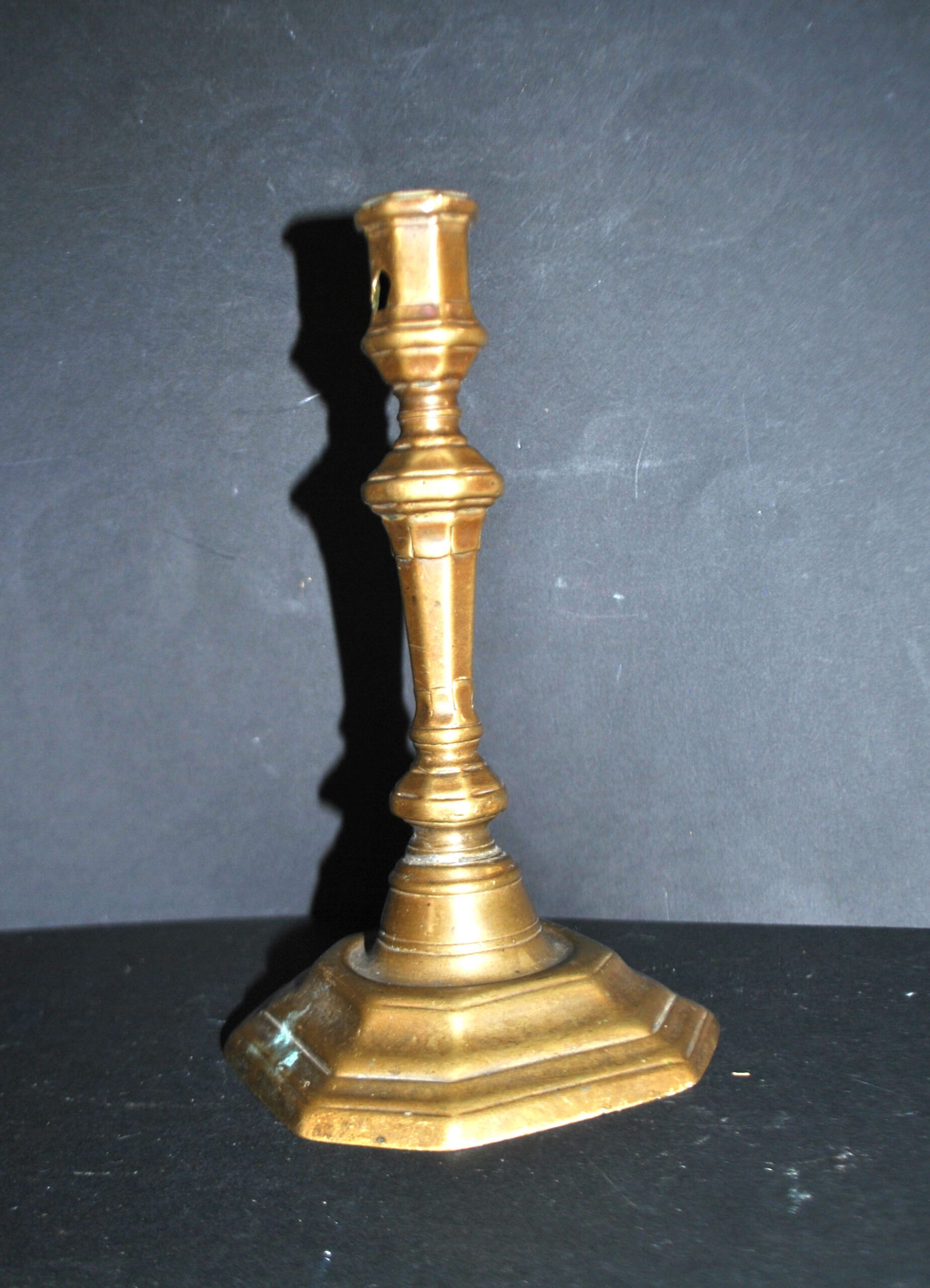 Bougeoir ancien chandelier octogonale Louis XIV en bronze 18e siècle – Image 4