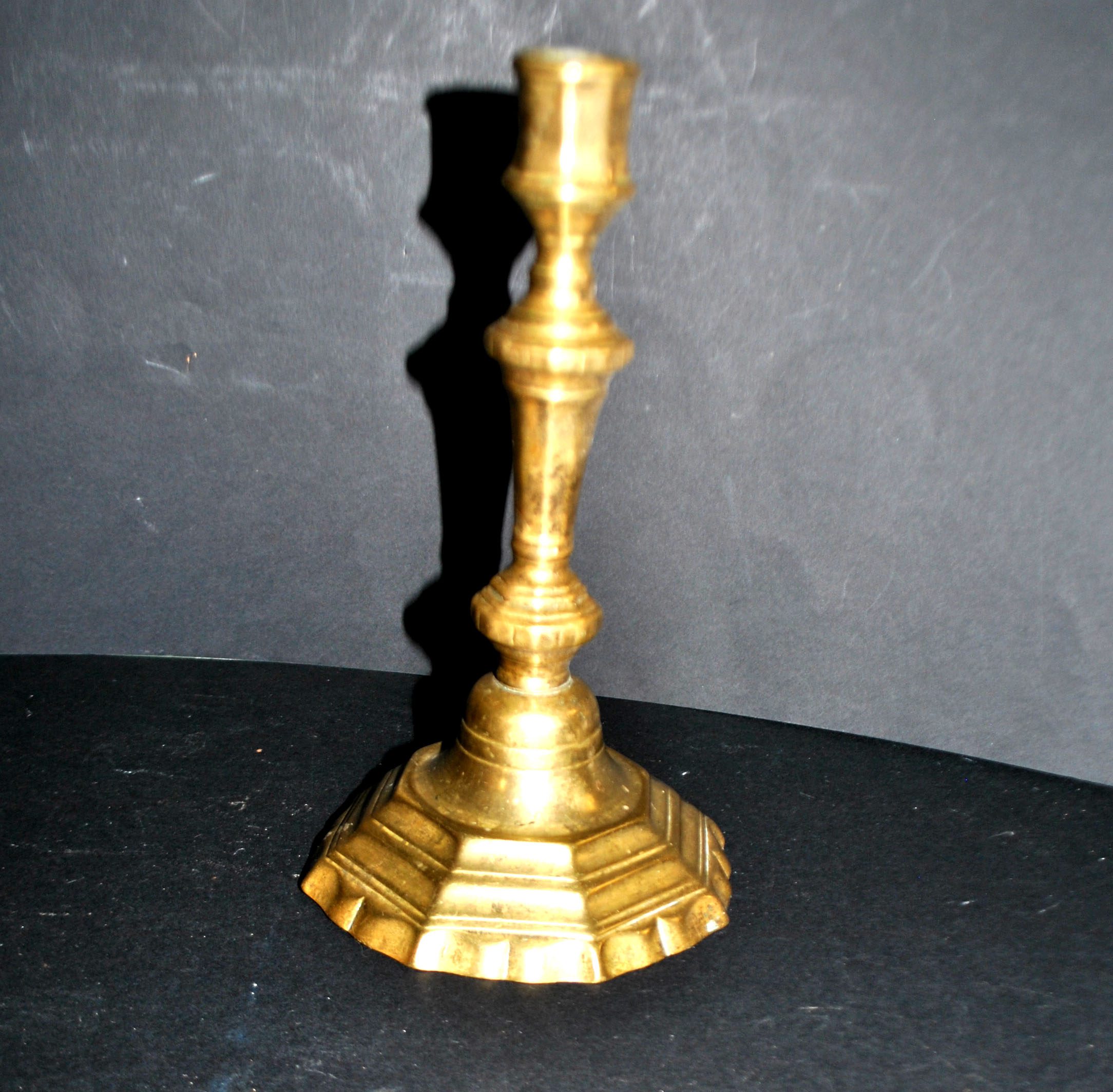 Bougeoir ancien 18e siècle chandelier octogonal chantourné en bronze Louis XIV. – Image 6