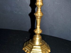 Bougeoir ancien 18e siècle chandelier octogonal chantourné en bronze Louis XIV.