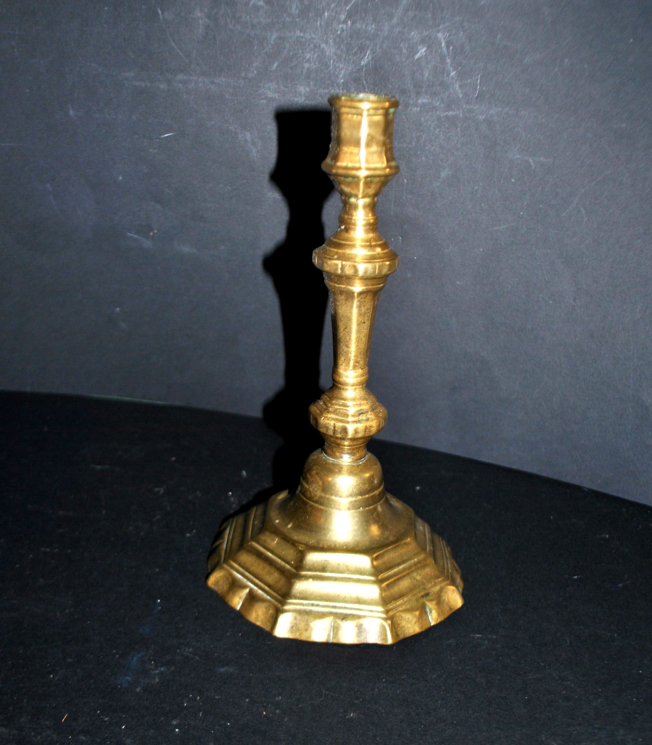 Bougeoir ancien 18e siècle chandelier octogonal chantourné en bronze Louis XIV.