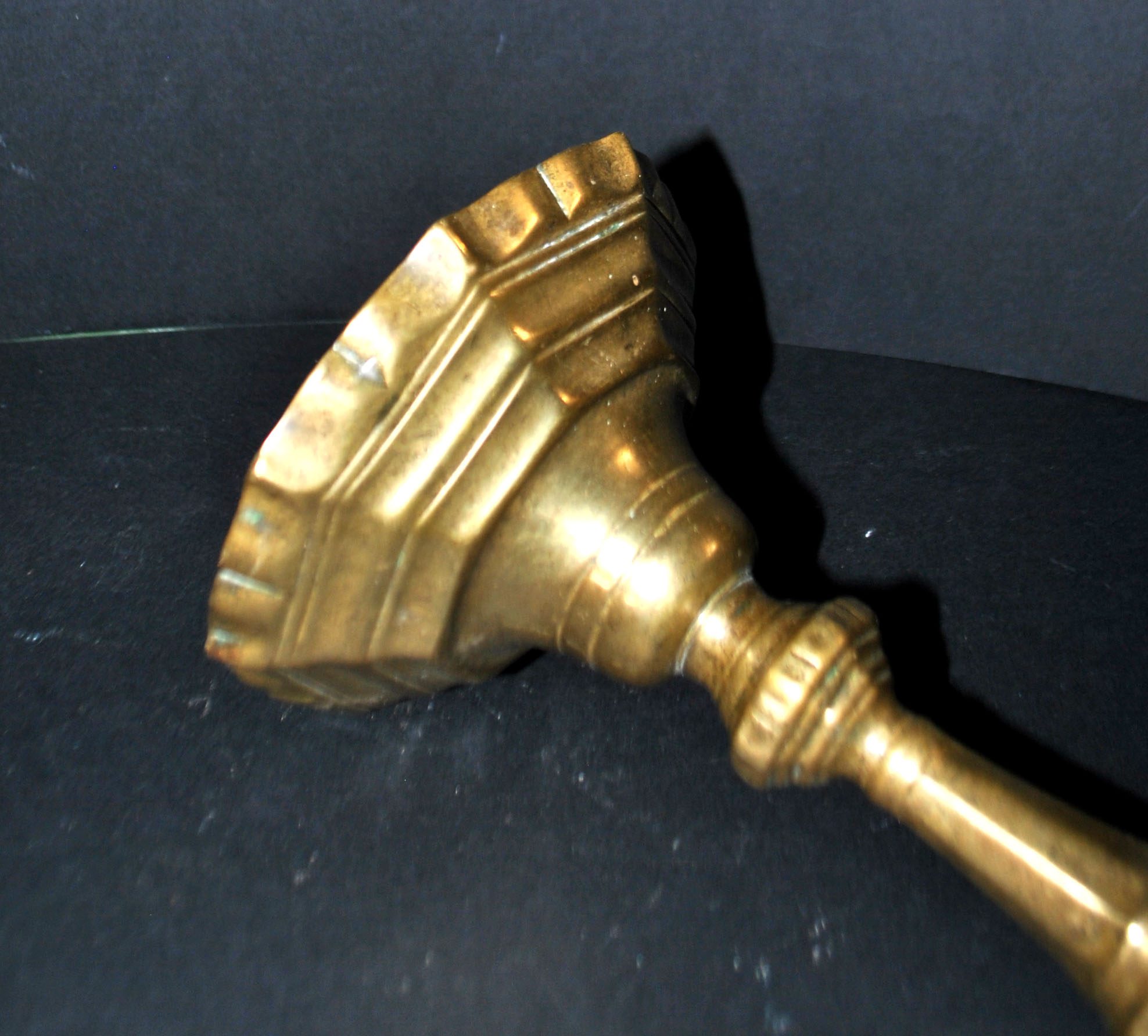 Bougeoir ancien 18e siècle chandelier octogonal chantourné en bronze Louis XIV. – Image 4