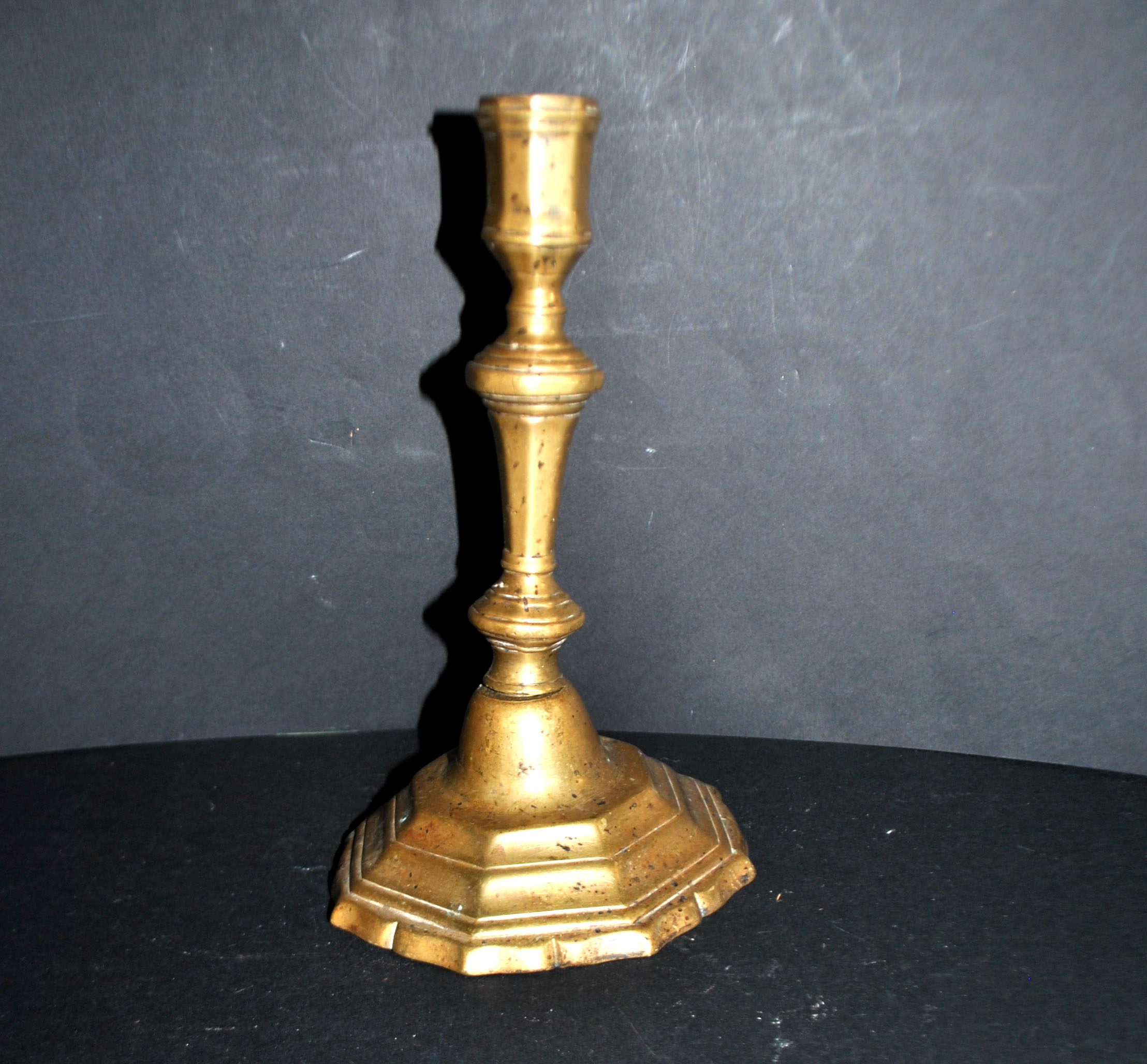 Bougeoir ancien chandelier chantourné en bronze Louis XIV 18e s.