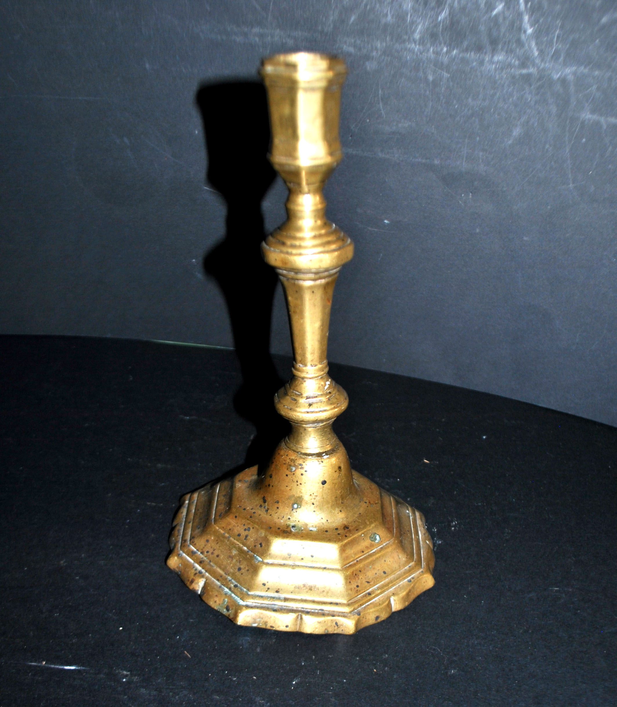 Bougeoir ancien chandelier chantourné en bronze Louis XIV 18e s. – Image 4