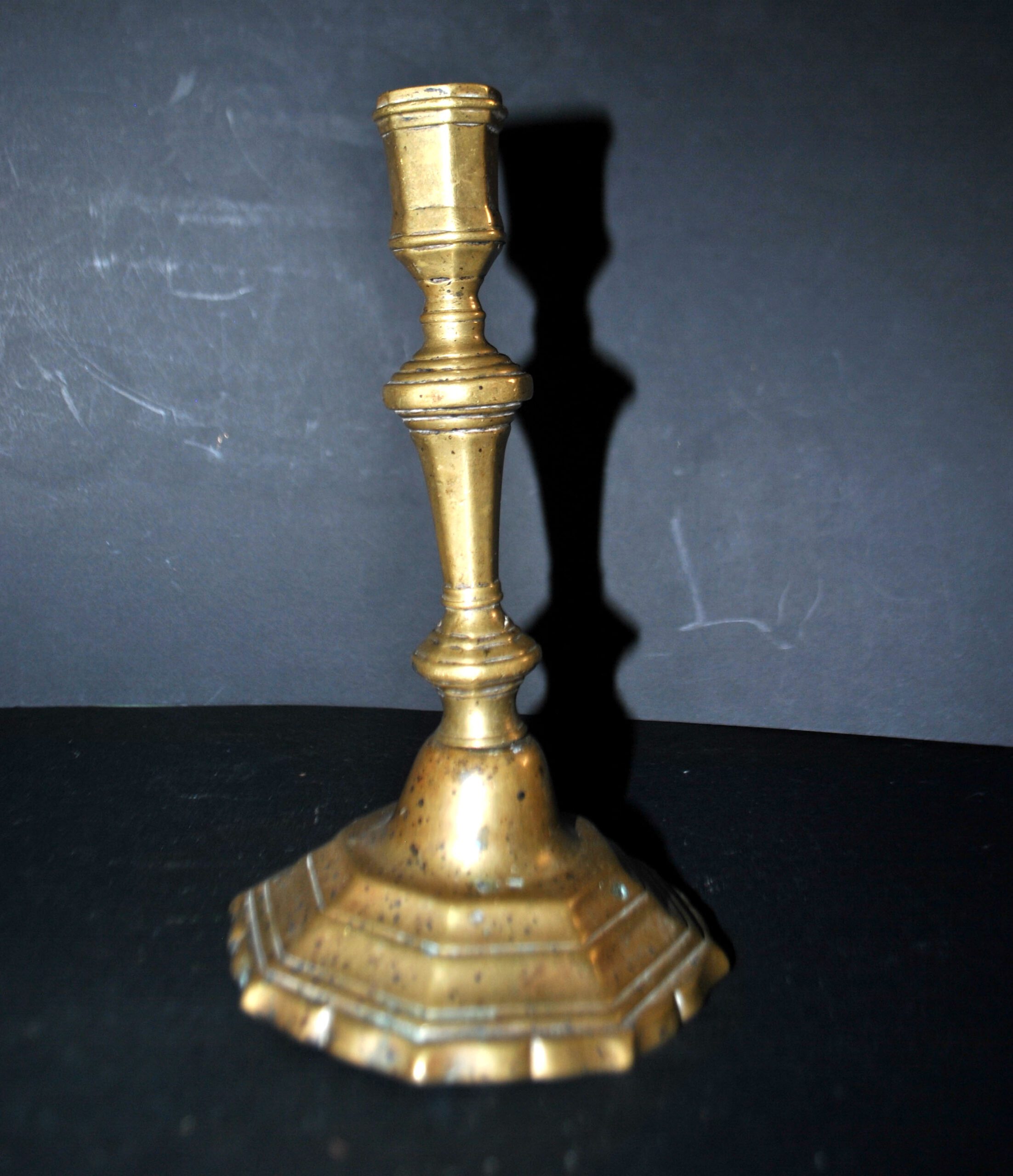 Bougeoir ancien chandelier chantourné en bronze Louis XIV 18e s. – Image 7