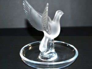 LALIQUE Baguier coupelle Oiseau Colombe en cristal dépoli et signé
