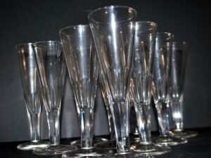 Portieux? Lot 10 Flûtes champagne en verre soufflé taillé 1900 BISTROT