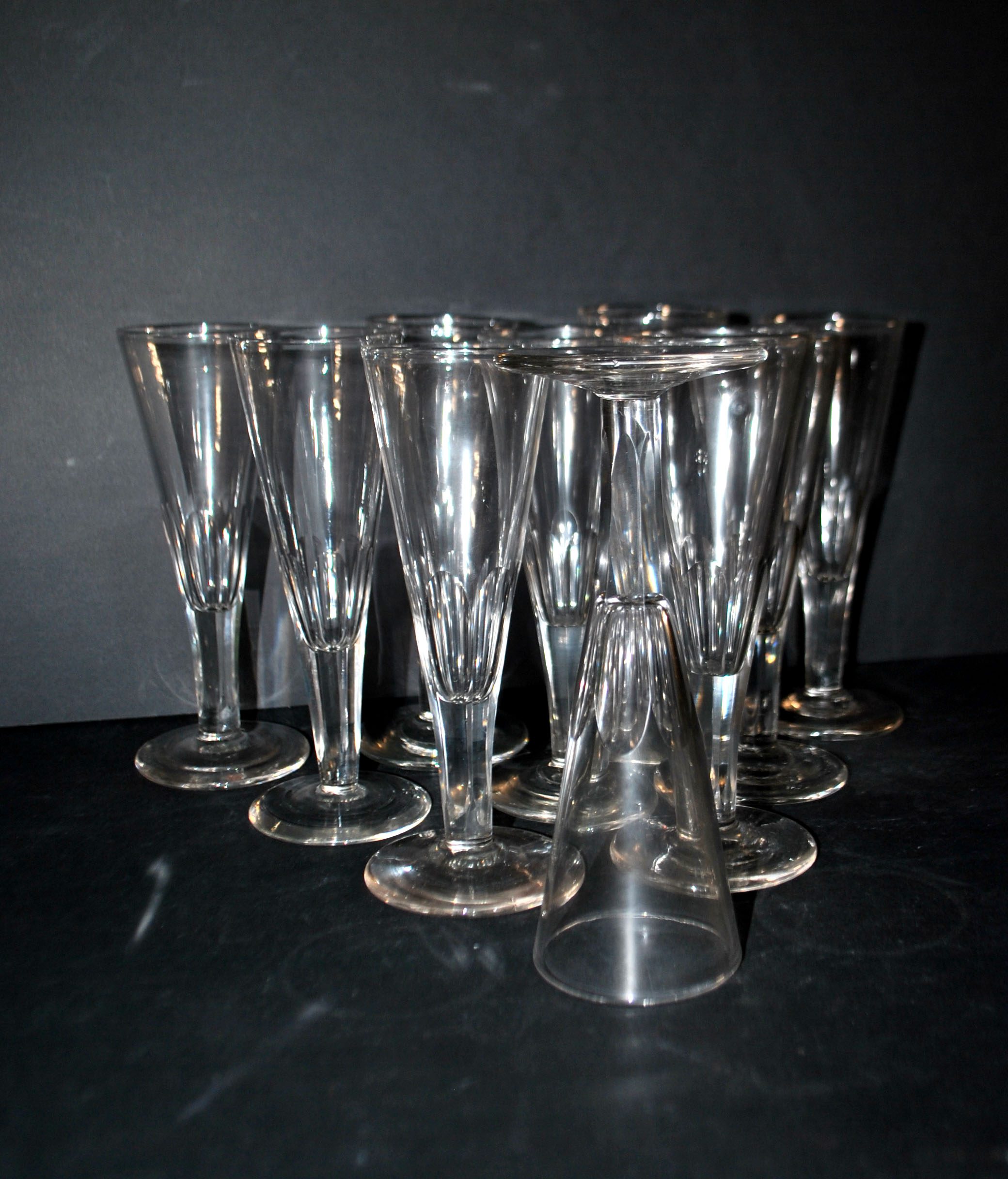 Portieux? Meisenthal? Lot 10 Flûtes champagne en verre soufflé taillé côtes plates 1900 – Image 8