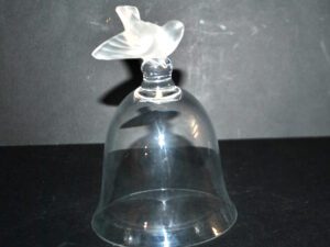 LALIQUE Cloche Oiseau Moineau effronté en cristal dépoli et signé