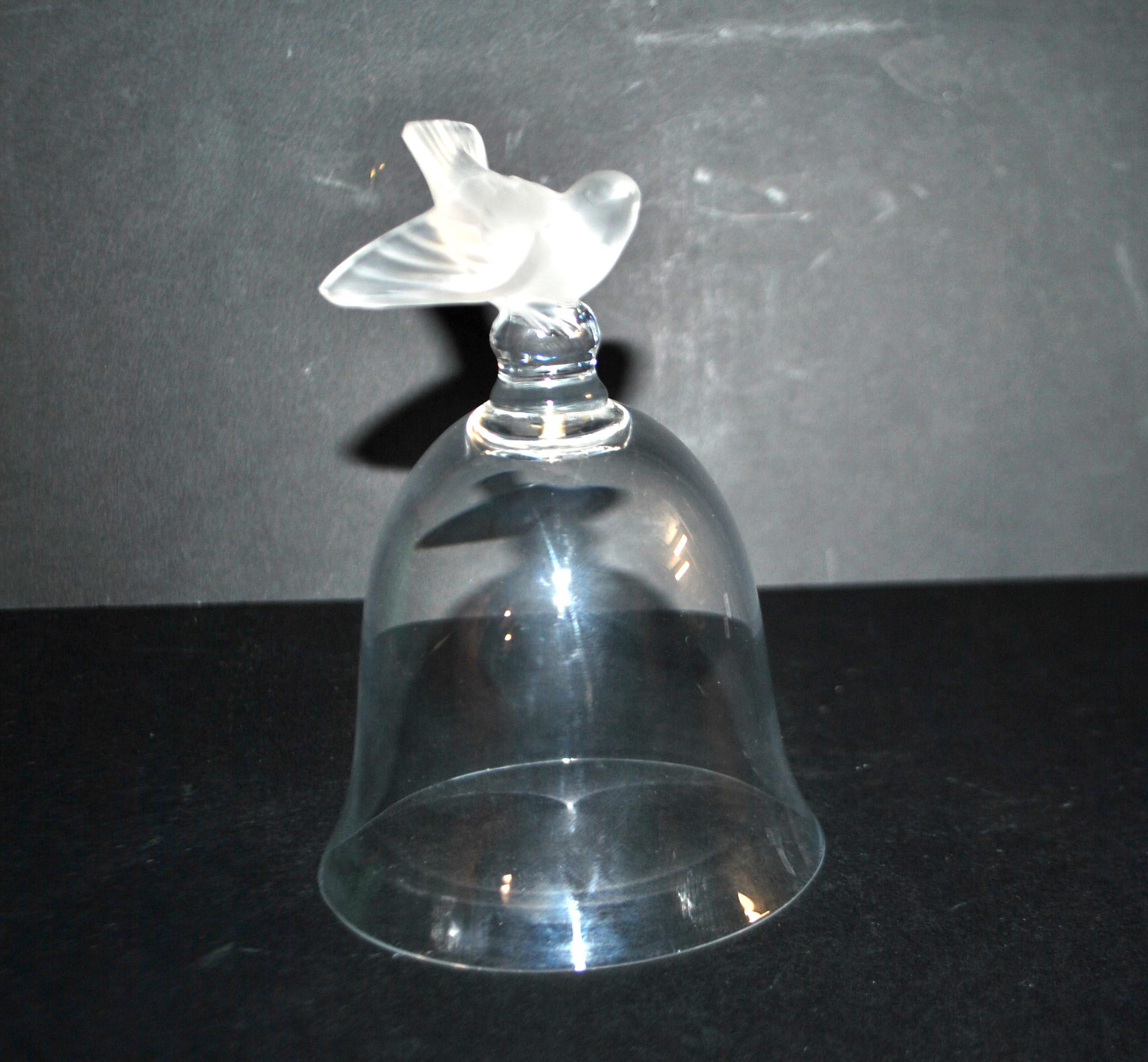 LALIQUE Cloche Oiseau Moineau effronté en cristal dépoli et signé