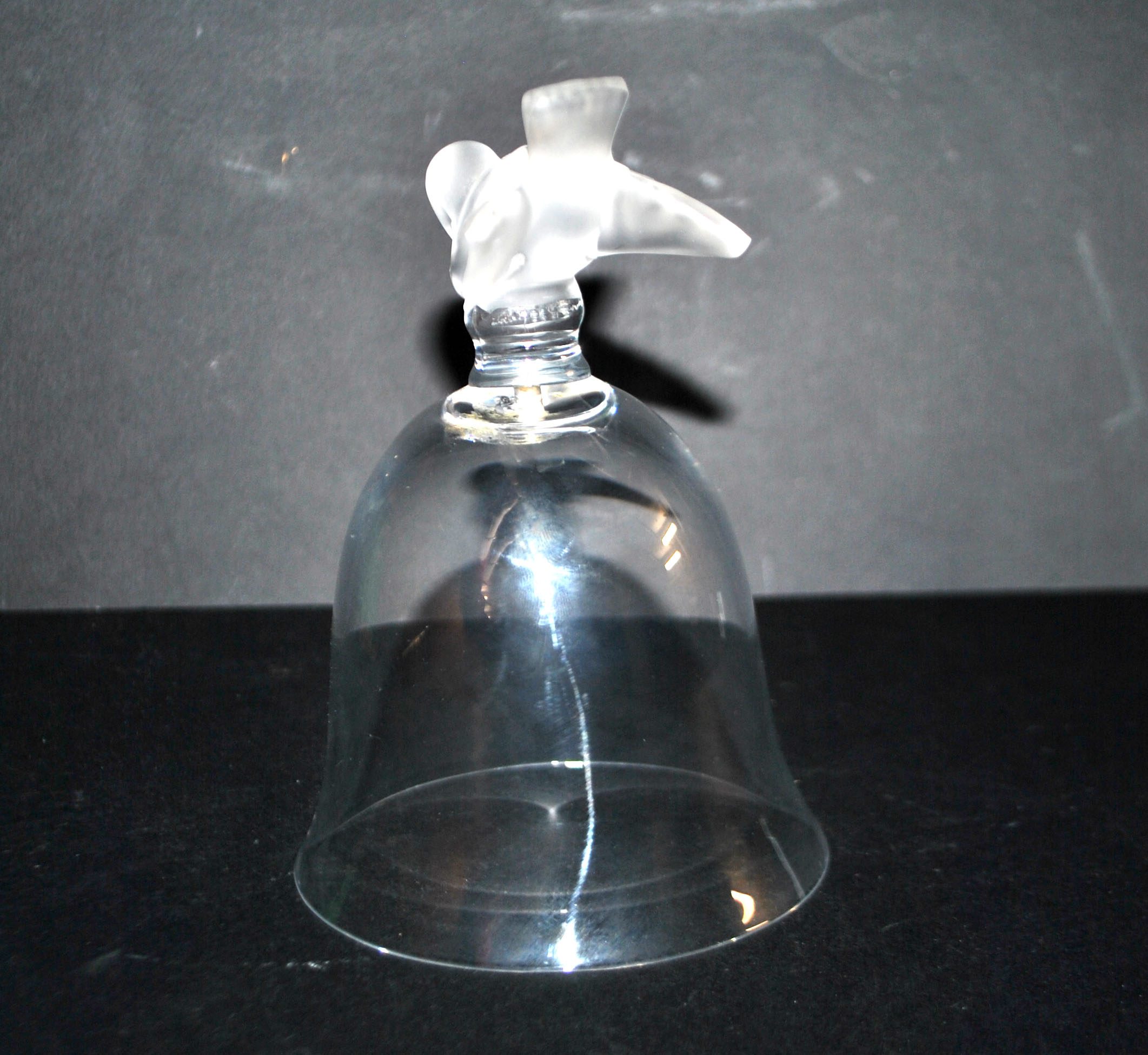 LALIQUE Cloche Oiseau Moineau effronté en cristal dépoli et signé – Image 9