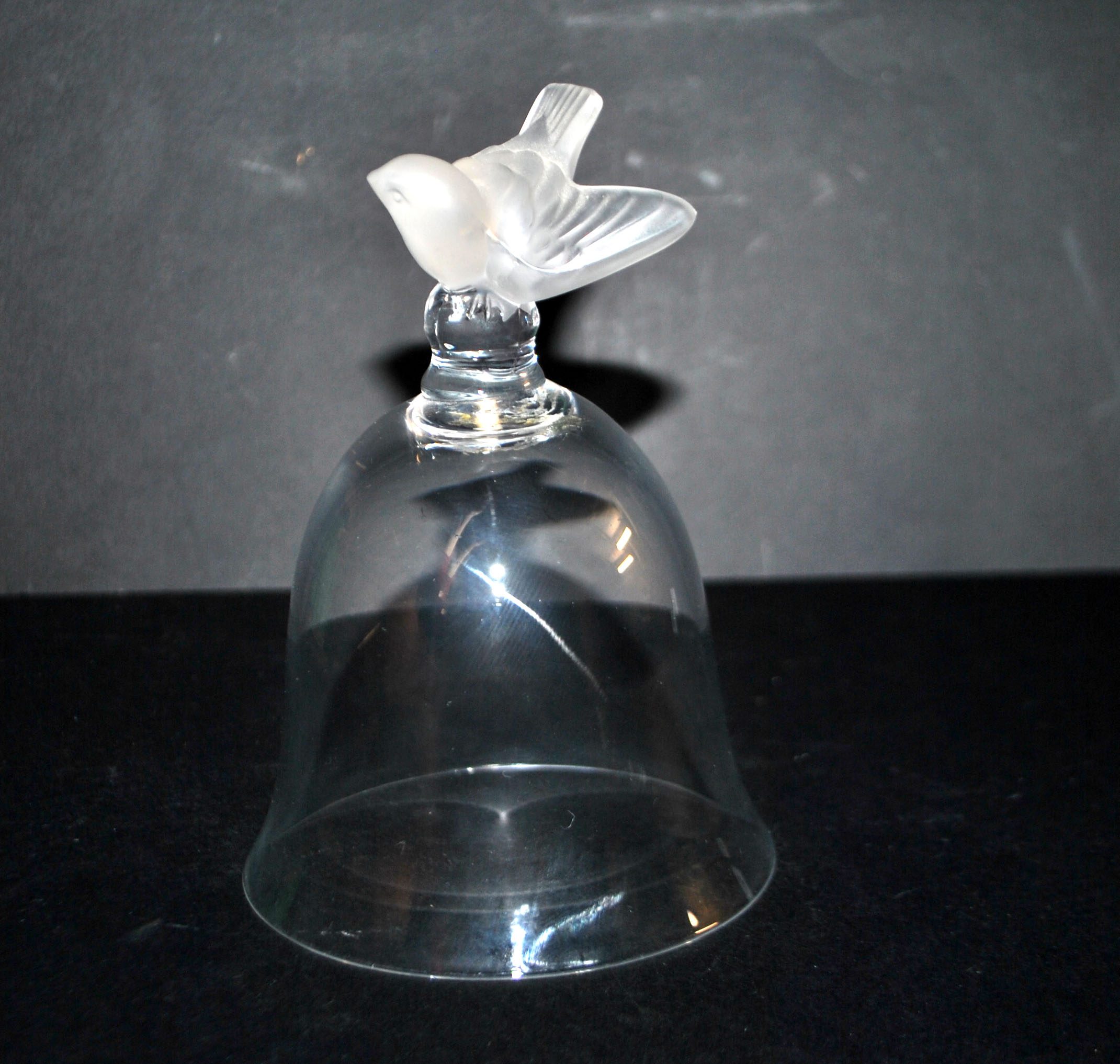 LALIQUE Cloche Oiseau Moineau effronté en cristal dépoli et signé – Image 10