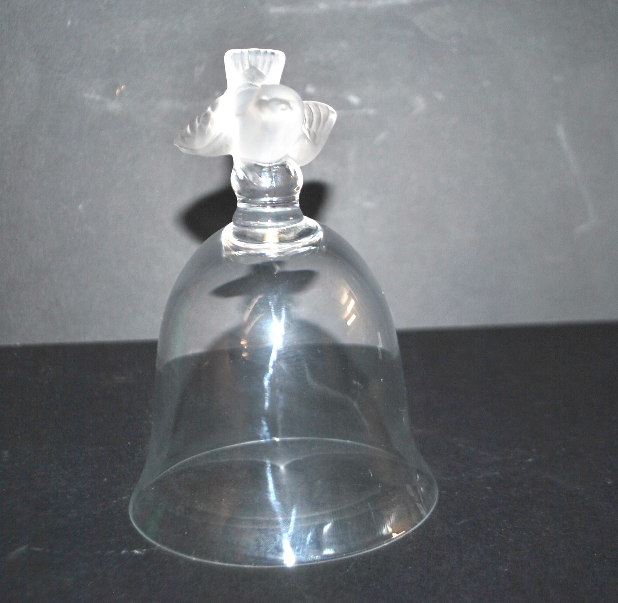 LALIQUE Cloche Oiseau Moineau effronté en cristal dépoli et signé – Image 11