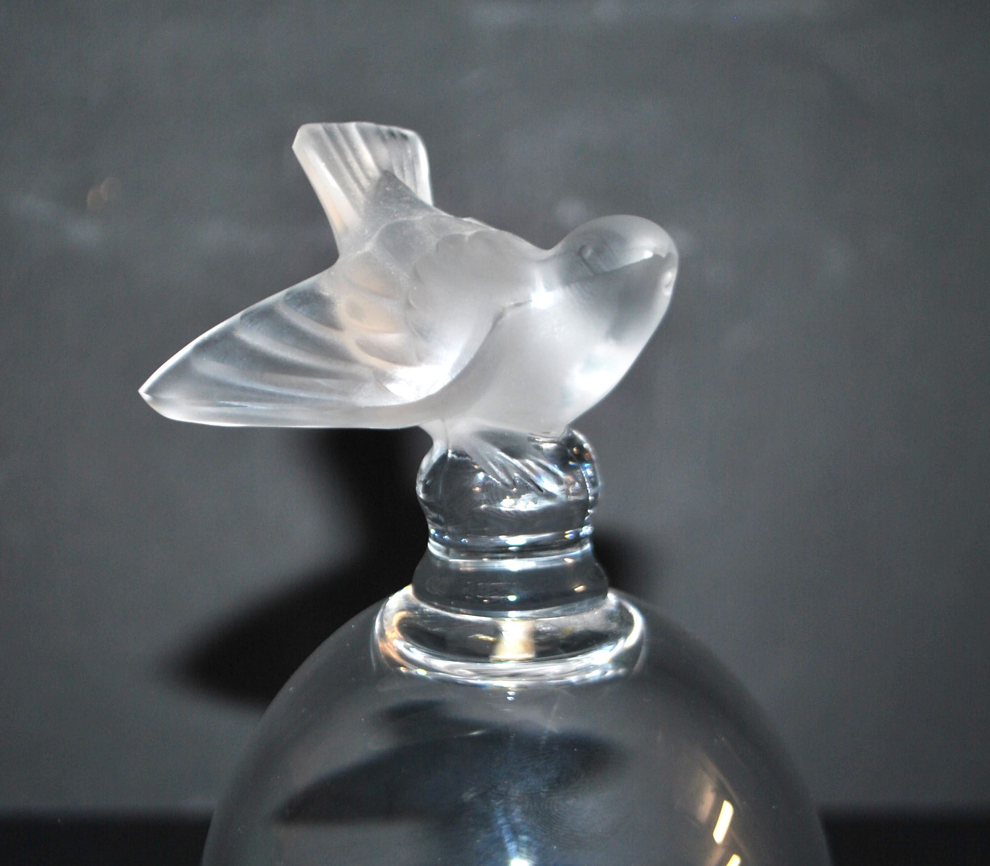 LALIQUE Cloche Oiseau Moineau effronté en cristal dépoli et signé – Image 2