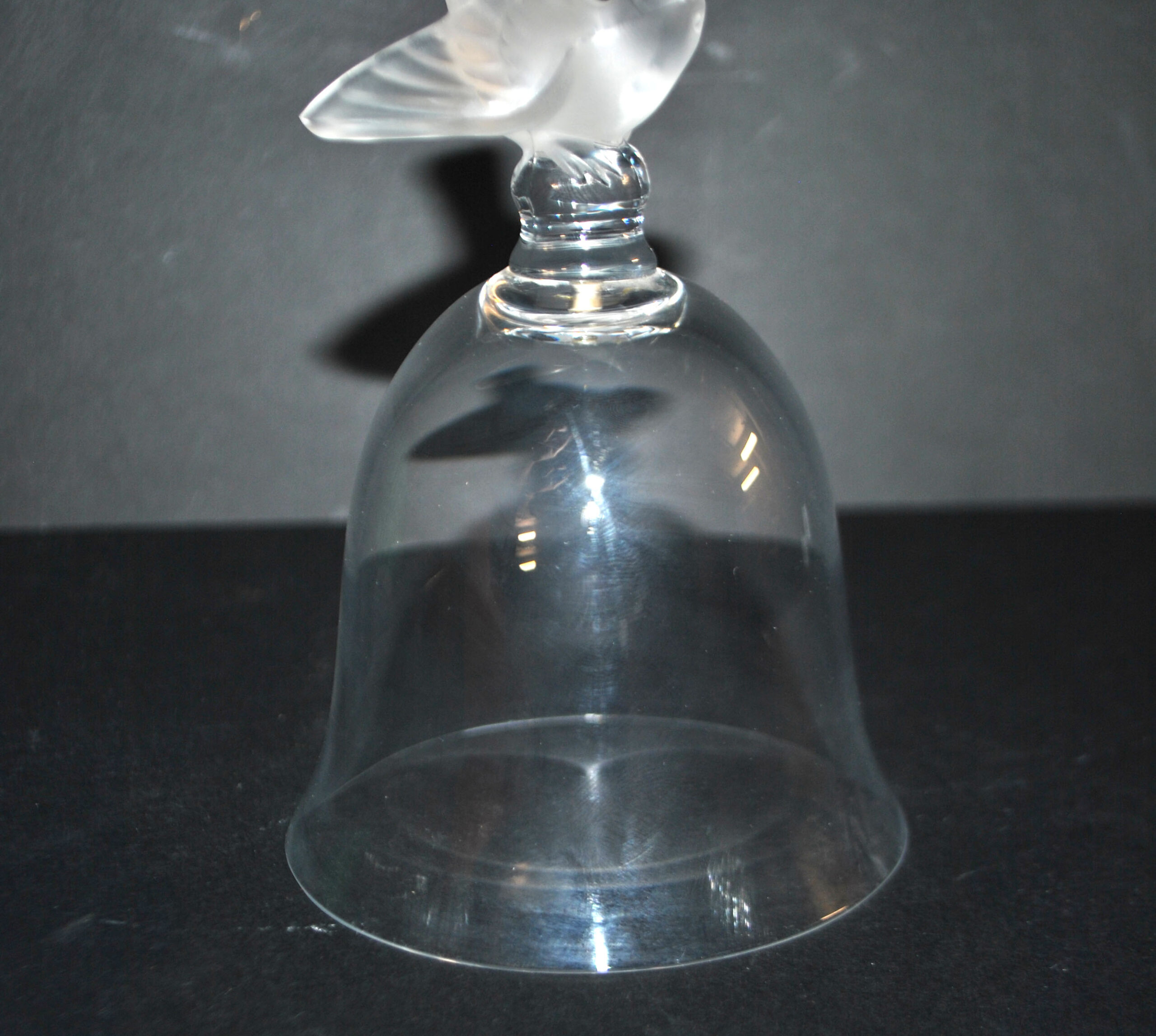 LALIQUE Cloche Oiseau Moineau effronté en cristal dépoli et signé – Image 3