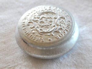 Boite ronde SUCRE EDULCOR en aluminium décor de rocaille - Pilulier vintage 1950