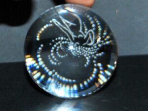 LALIQUE Presse-papier boule signé Décor femme sirène naïade