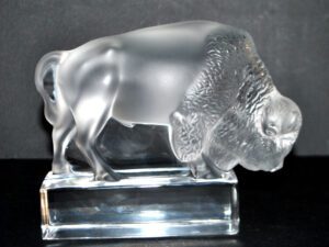 LALIQUE Sculpture Presse-papier BISON en verre dépoli et signé