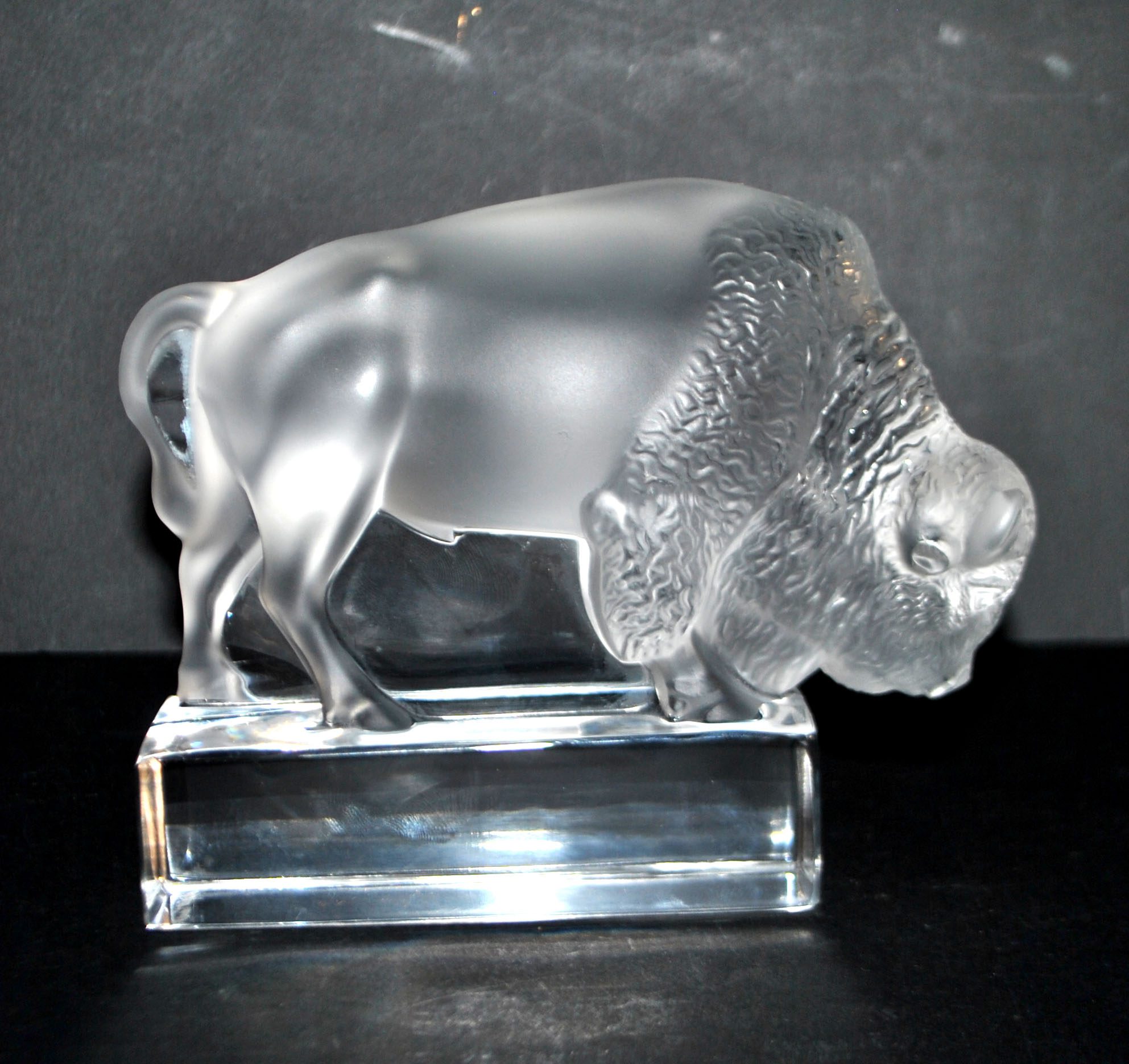 LALIQUE Sculpture Presse-papier BISON en verre dépoli et signé