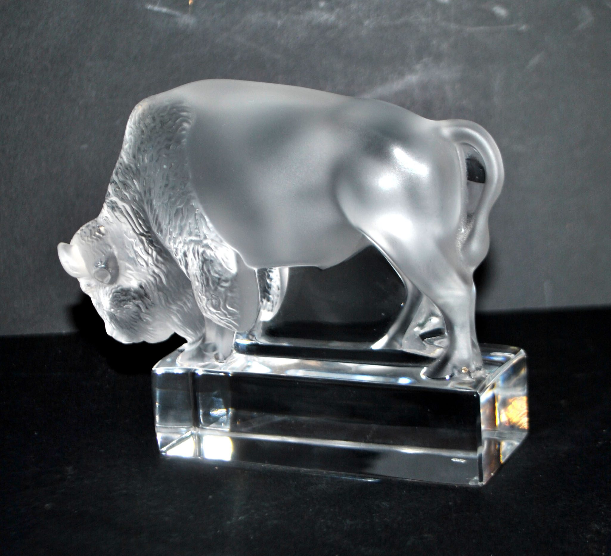 LALIQUE Sculpture Presse-papier BISON en verre dépoli et signé – Image 10